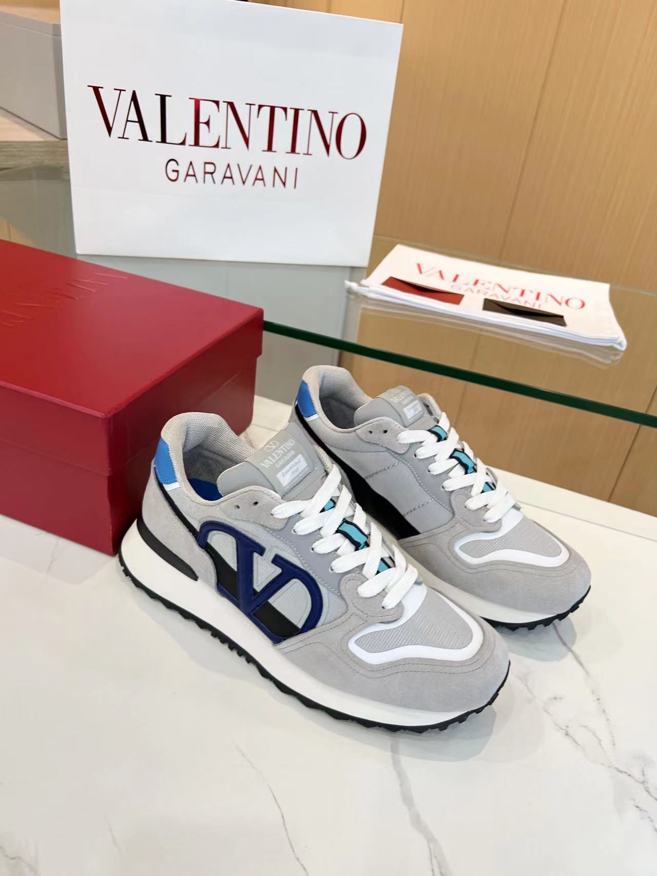 LuxluxHouse Best Quality Shoes Valentino