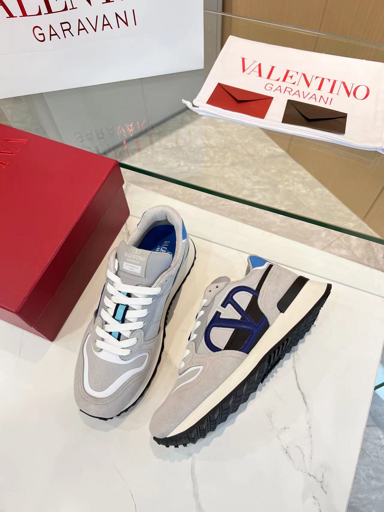 LuxluxHouse Best Quality Shoes Valentino