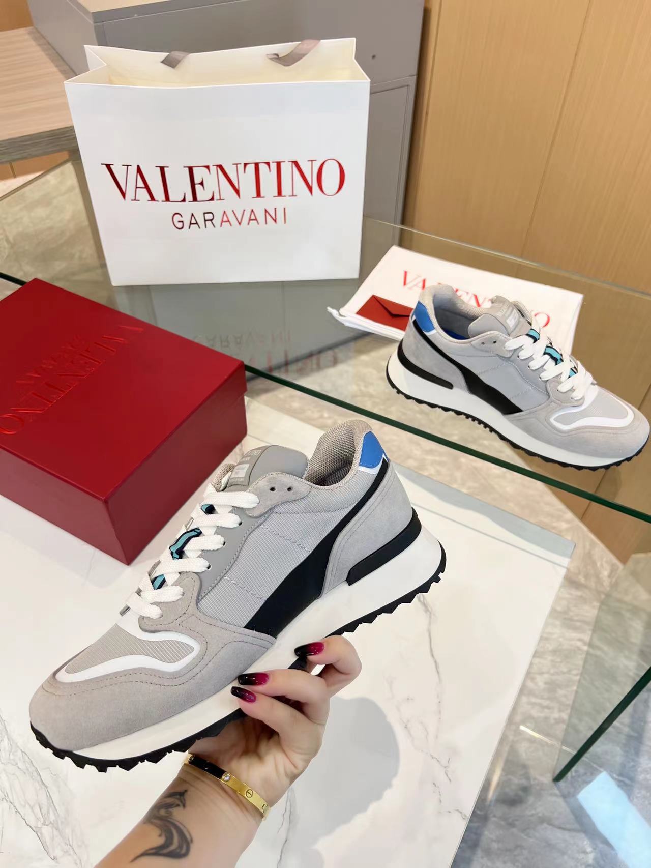 LuxluxHouse Best Quality Shoes Valentino