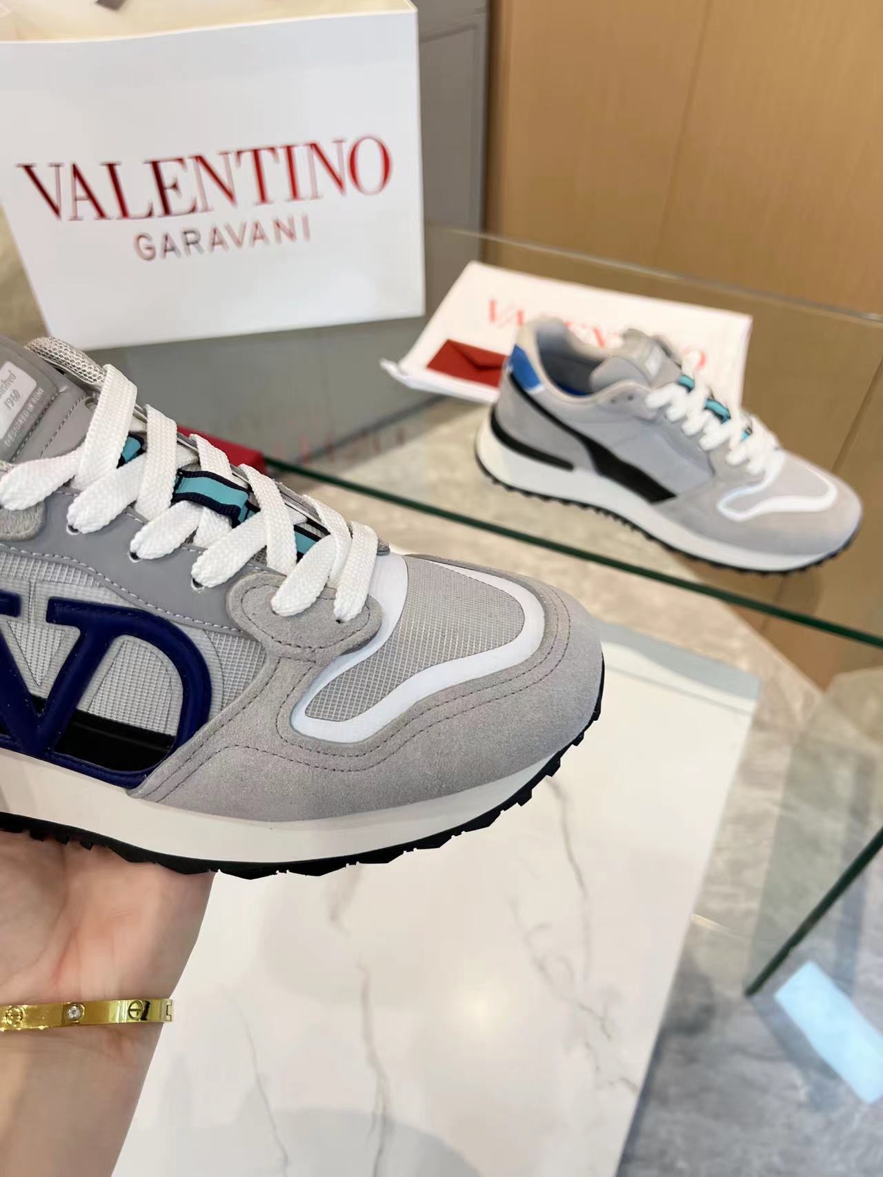 LuxluxHouse Best Quality Shoes Valentino