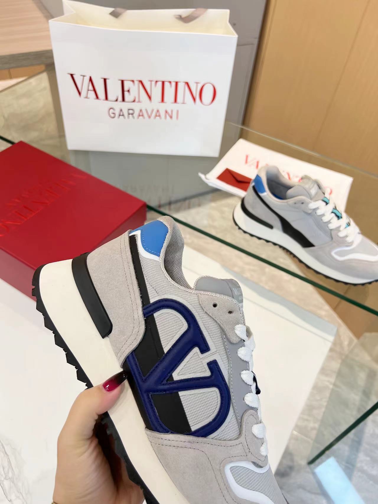 LuxluxHouse Best Quality Shoes Valentino
