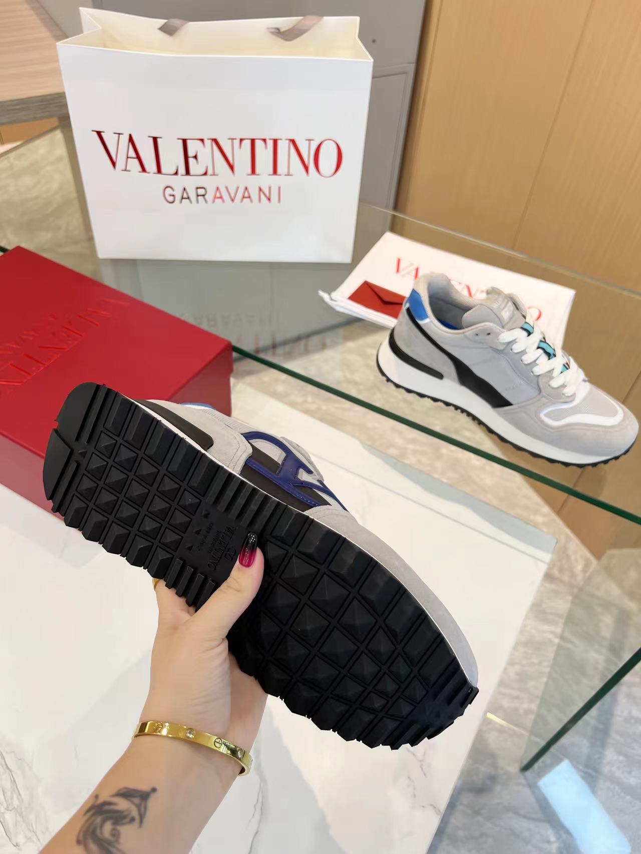 LuxluxHouse Best Quality Shoes Valentino