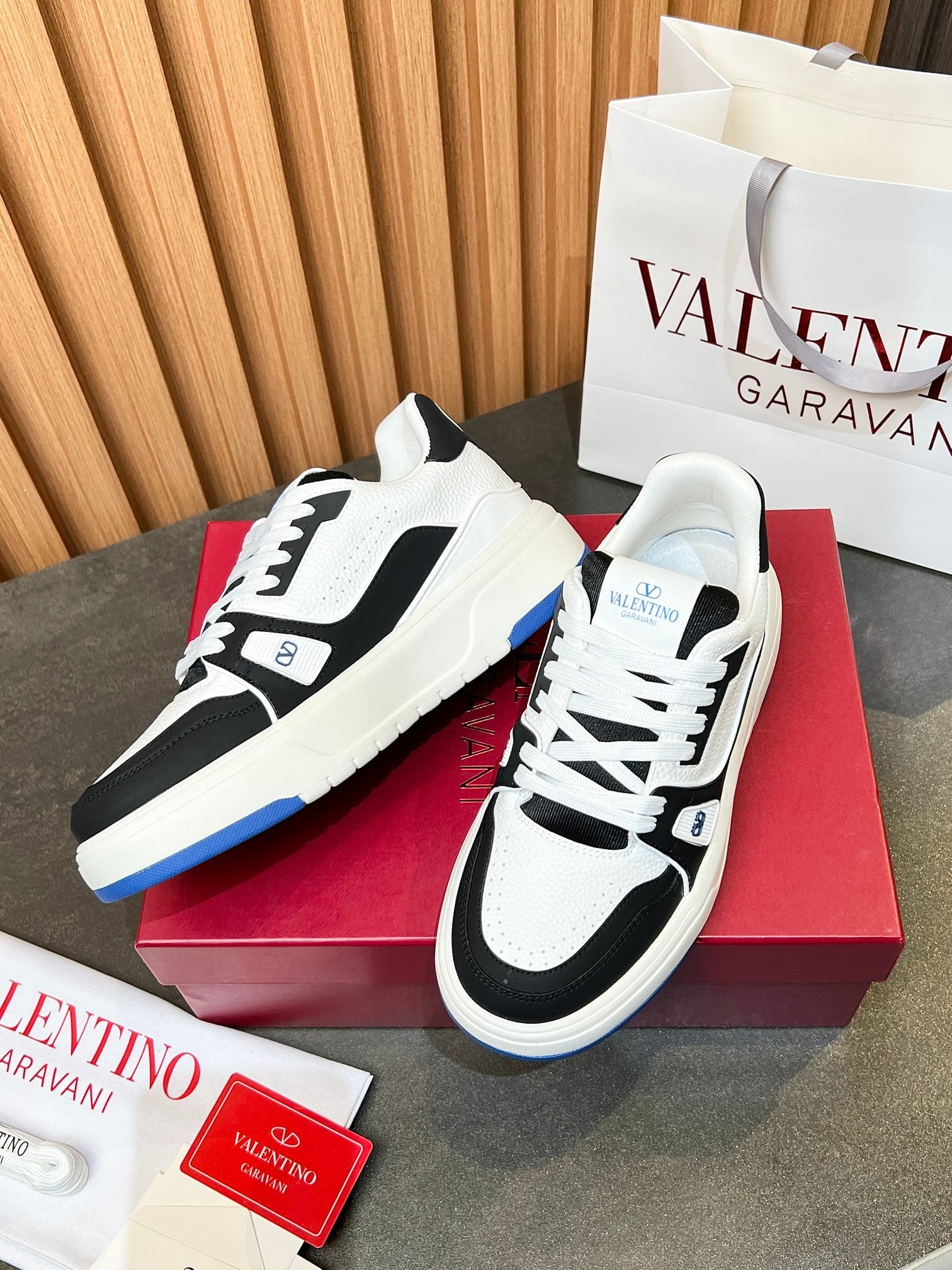 LuxluxHouse Best Quality Shoes Valentino