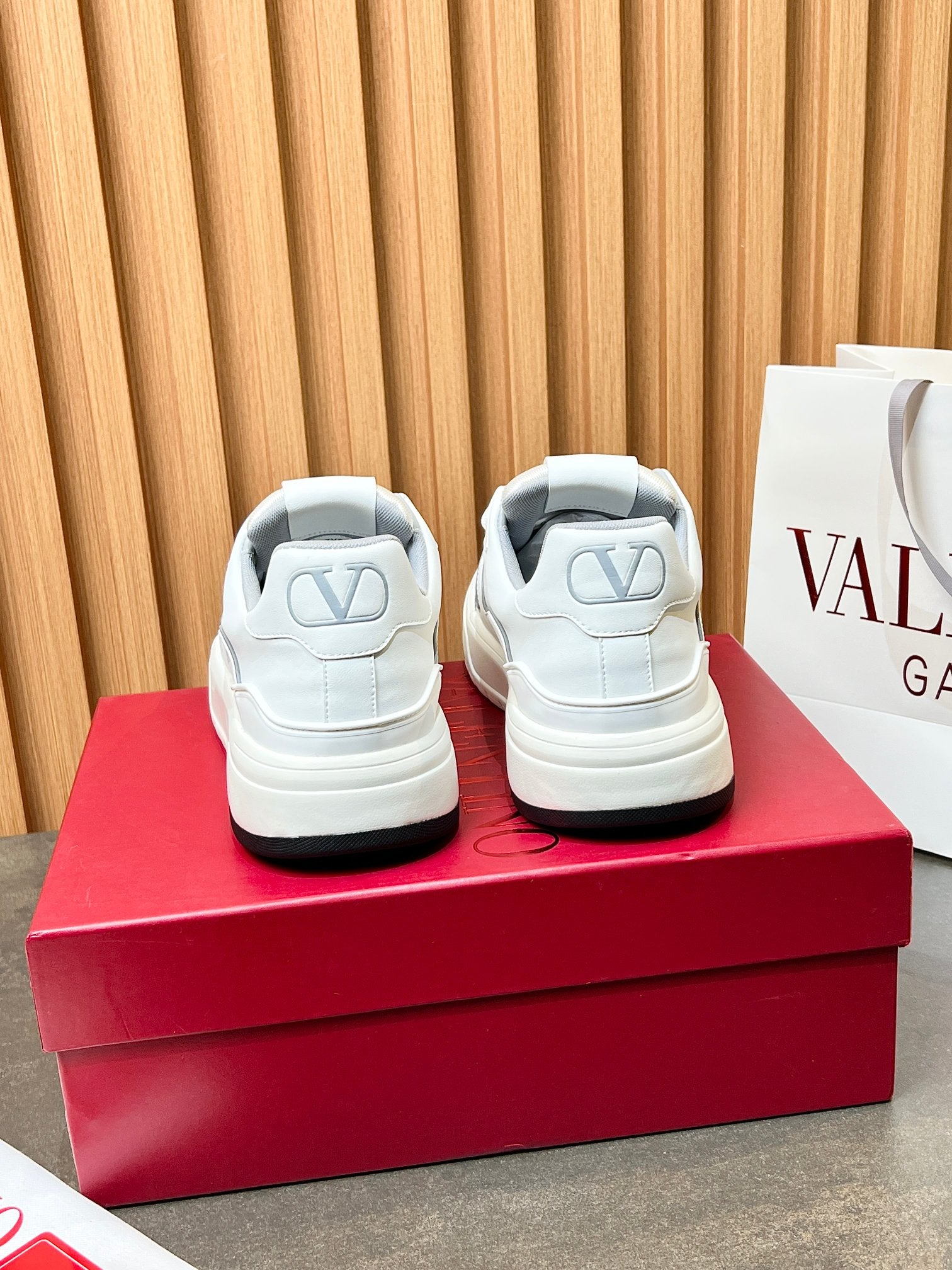 LuxluxHouse Best Quality Shoes Valentino