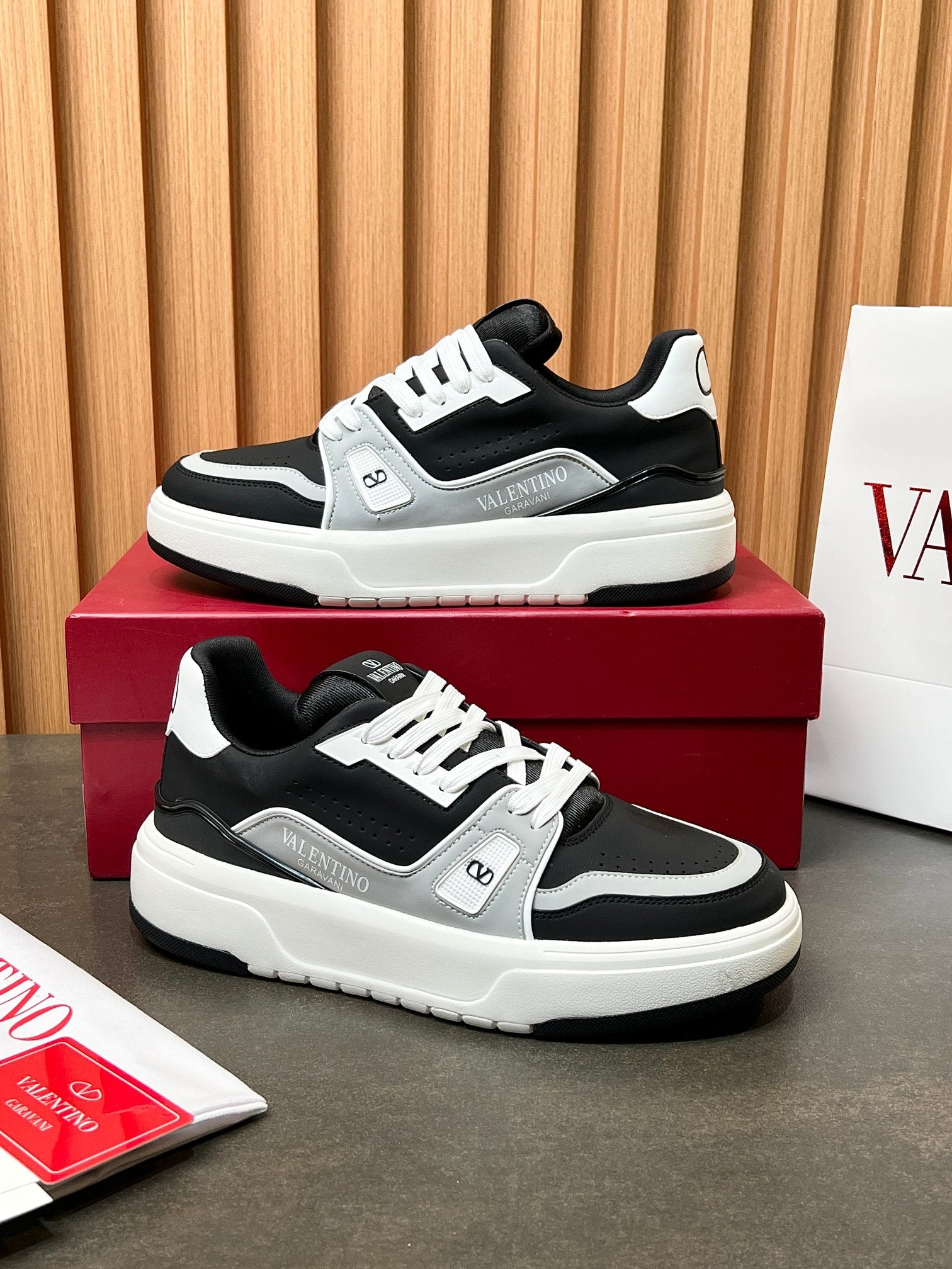 LuxluxHouse Best Quality Shoes Valentino