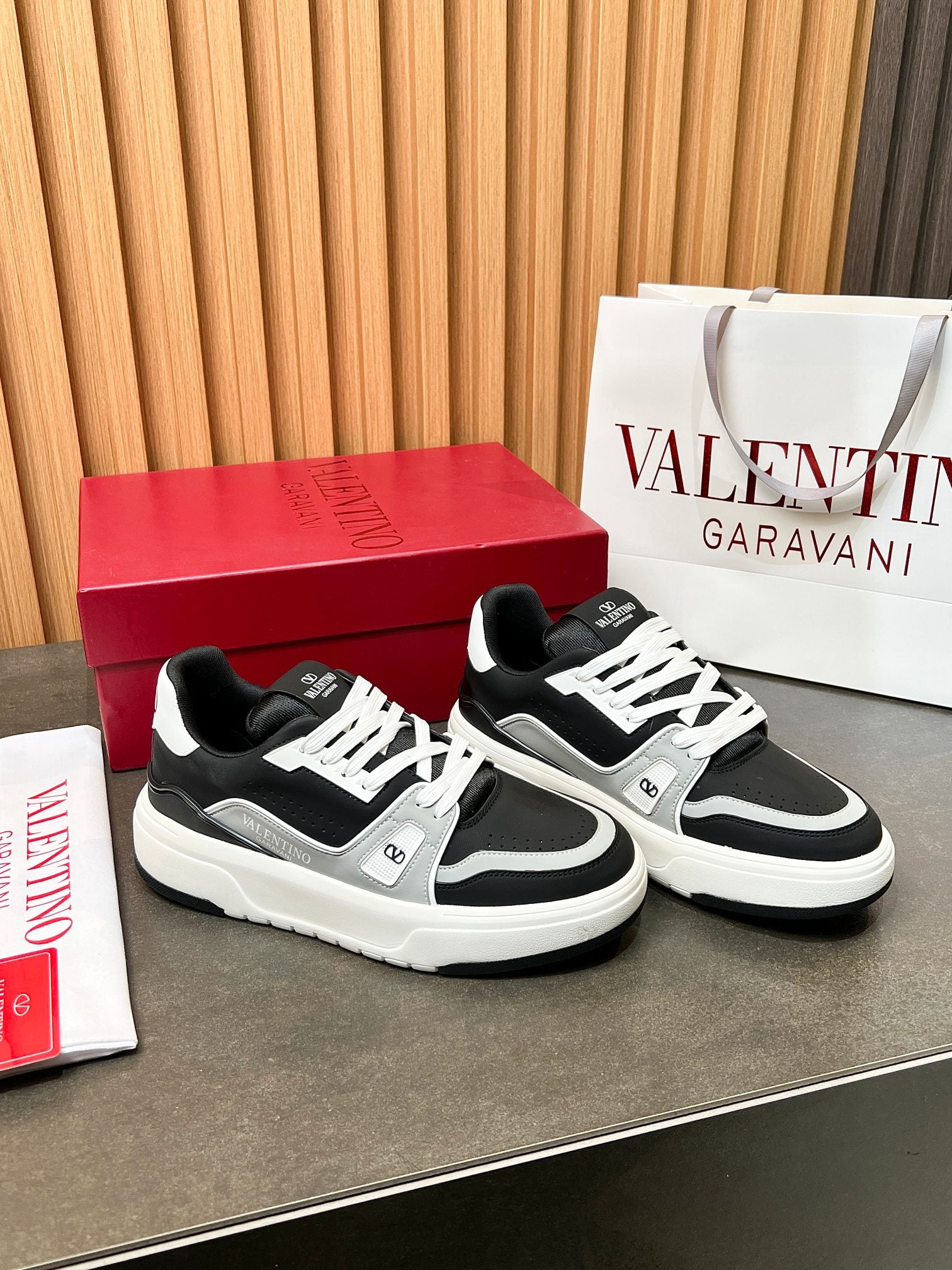 LuxluxHouse Best Quality Shoes Valentino