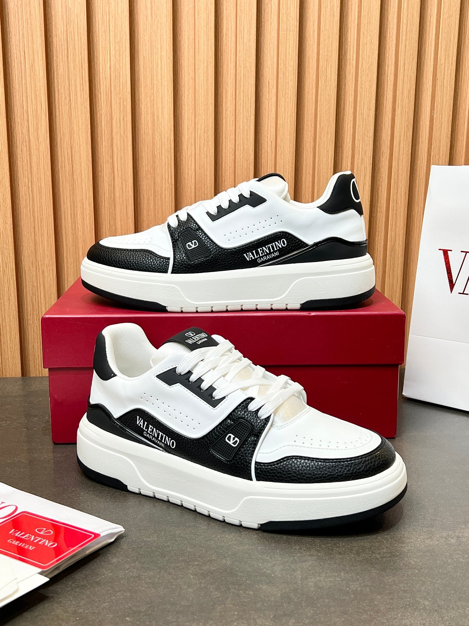 LuxluxHouse Best Quality Shoes Valentino