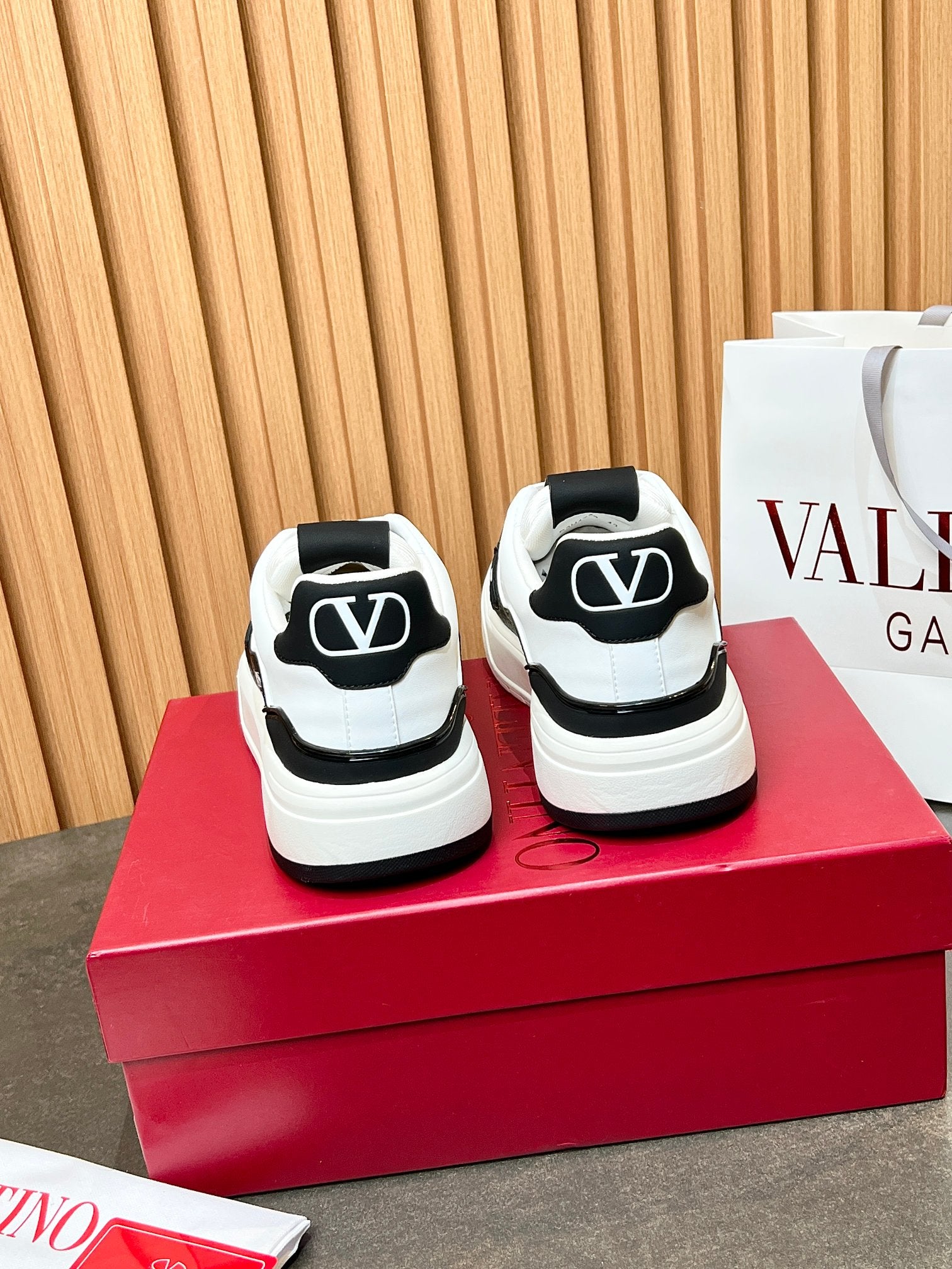 LuxluxHouse Best Quality Shoes Valentino