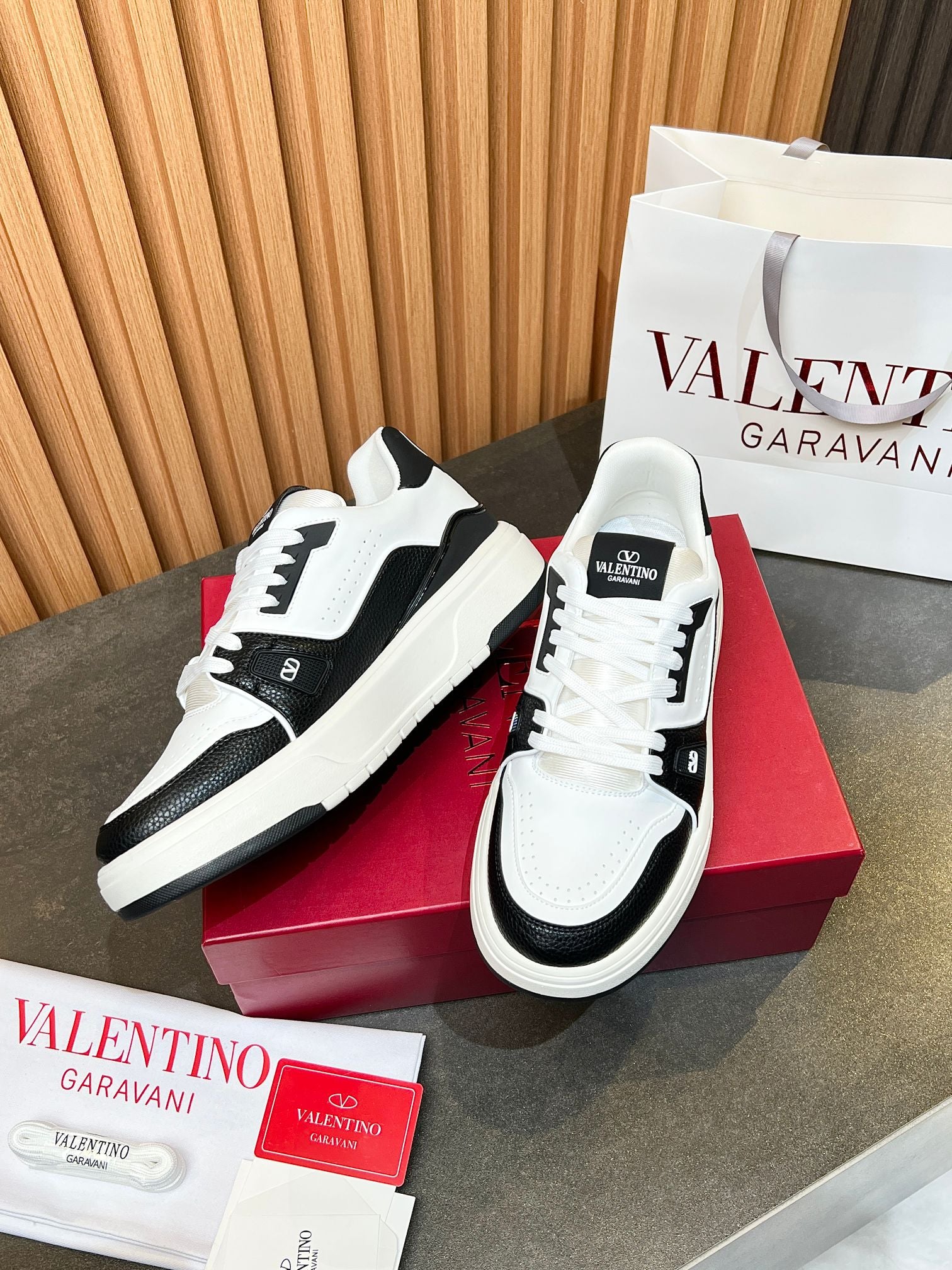 LuxluxHouse Best Quality Shoes Valentino