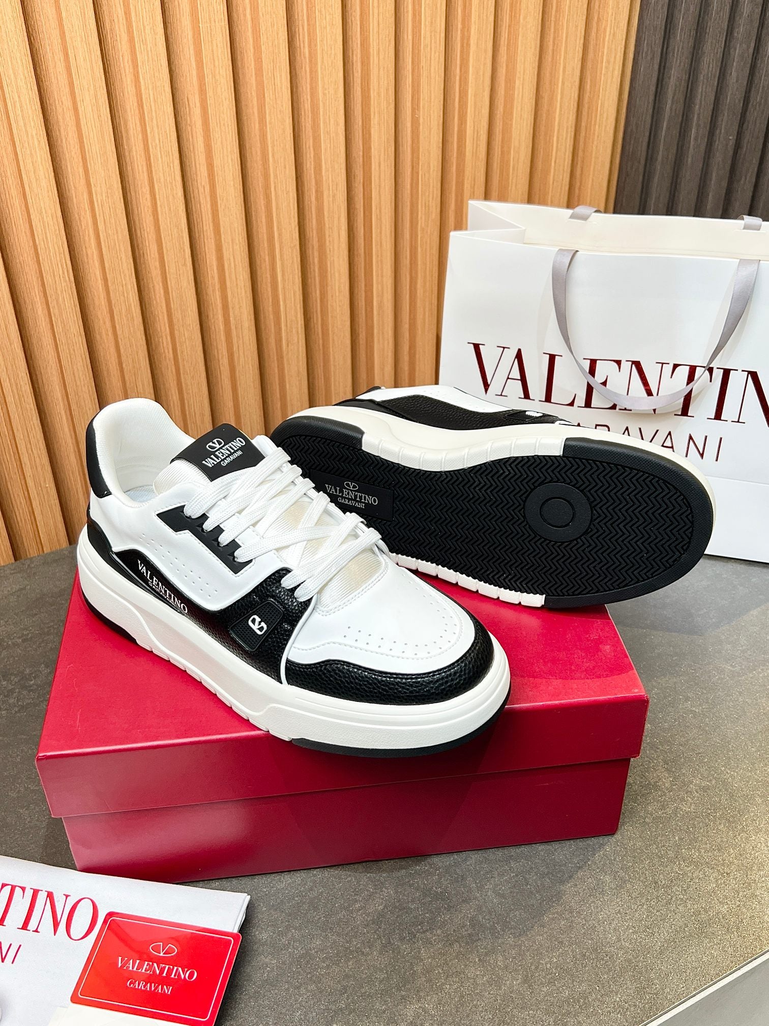 LuxluxHouse Best Quality Shoes Valentino