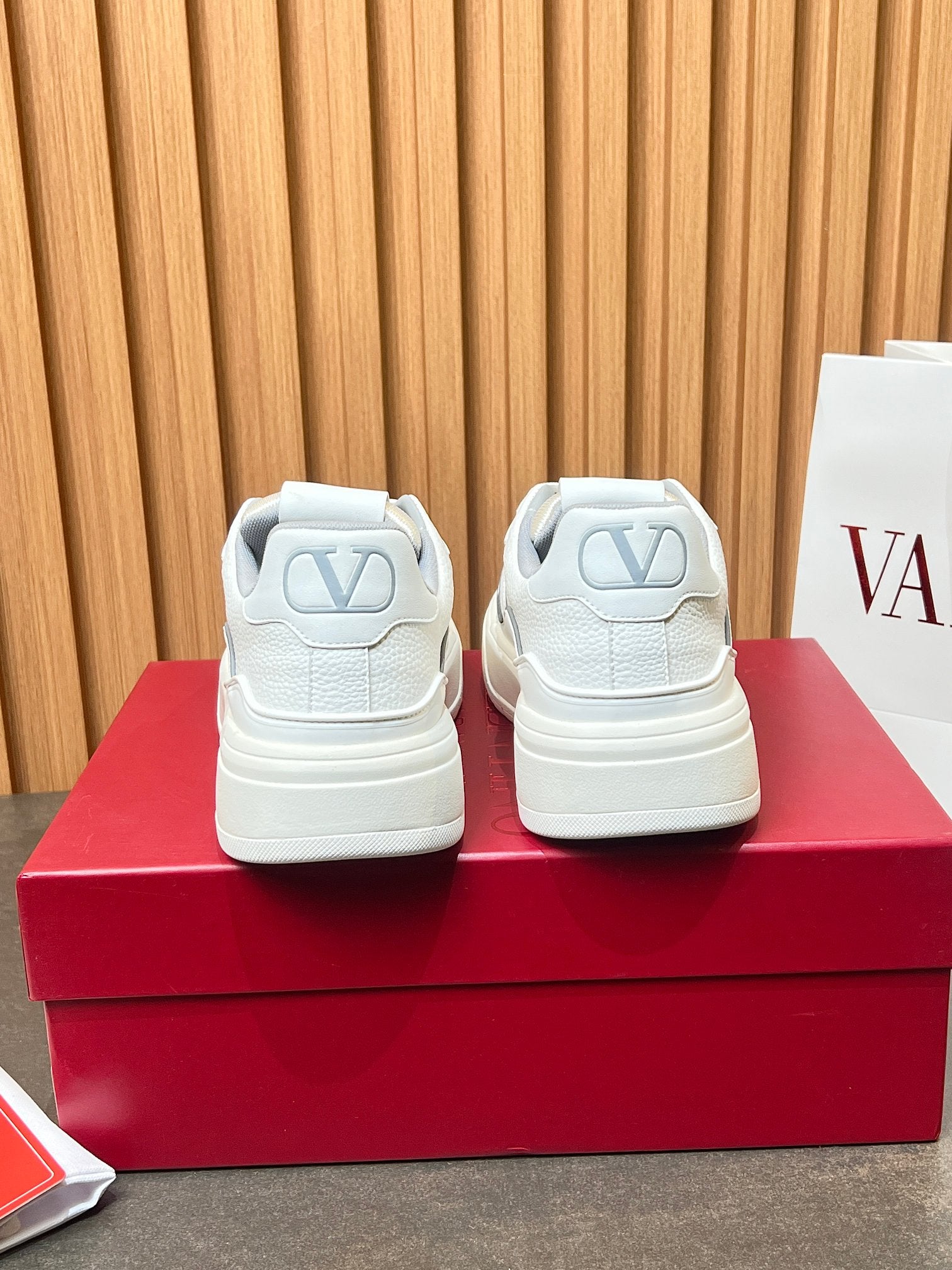 LuxluxHouse Best Quality Shoes Valentino