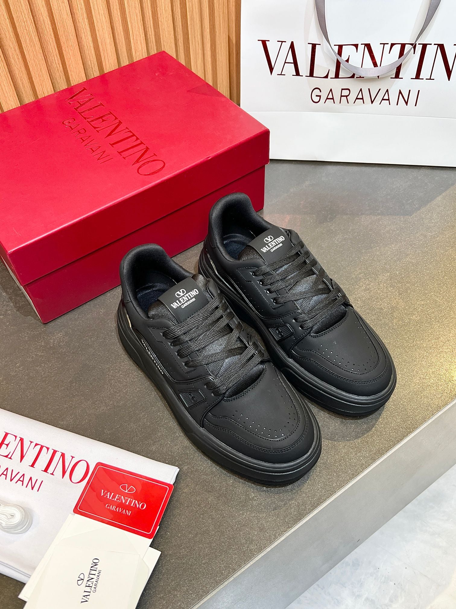 LuxluxHouse Best Quality Shoes Valentino