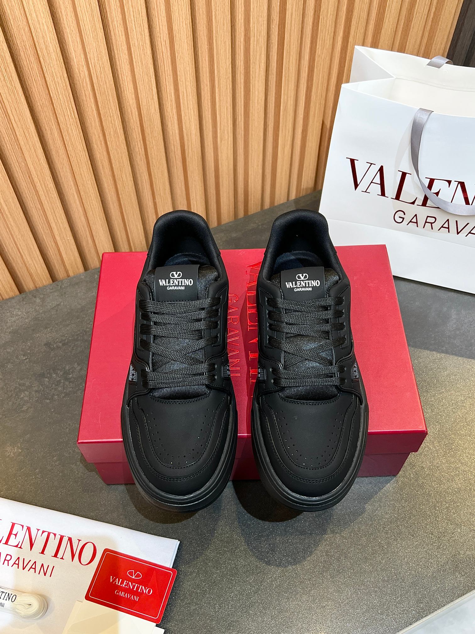 LuxluxHouse Best Quality Shoes Valentino