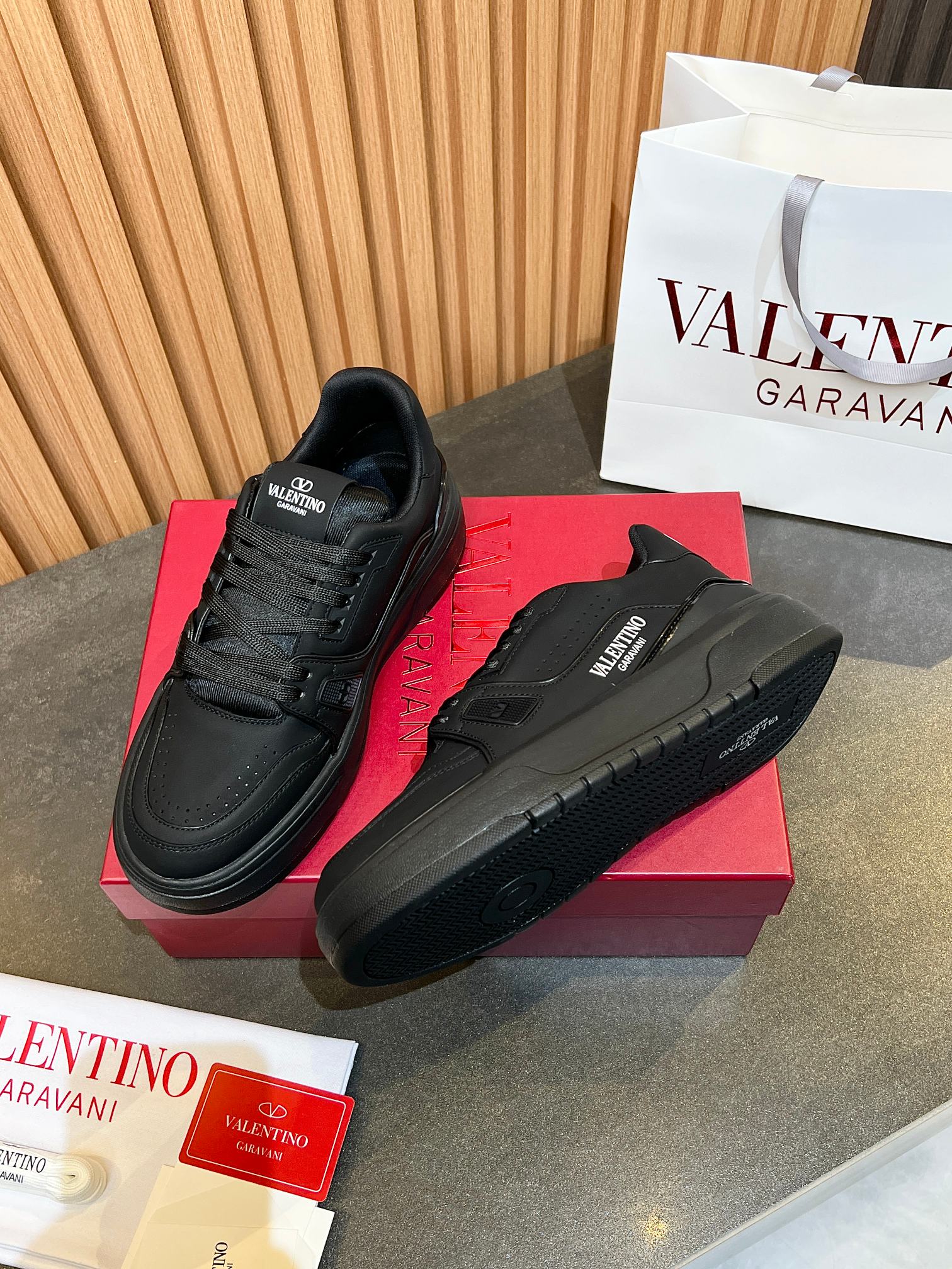 LuxluxHouse Best Quality Shoes Valentino