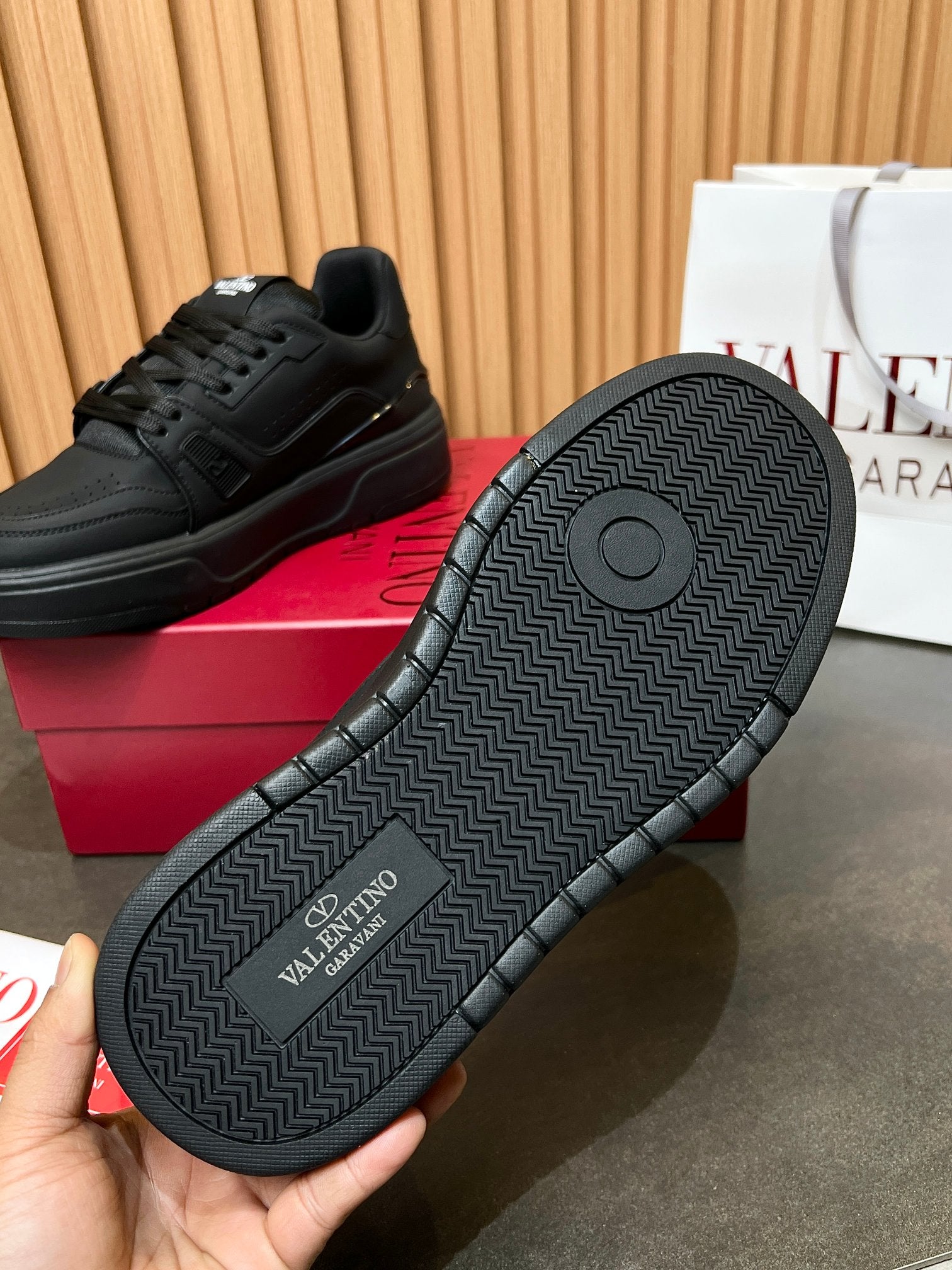 LuxluxHouse Best Quality Shoes Valentino