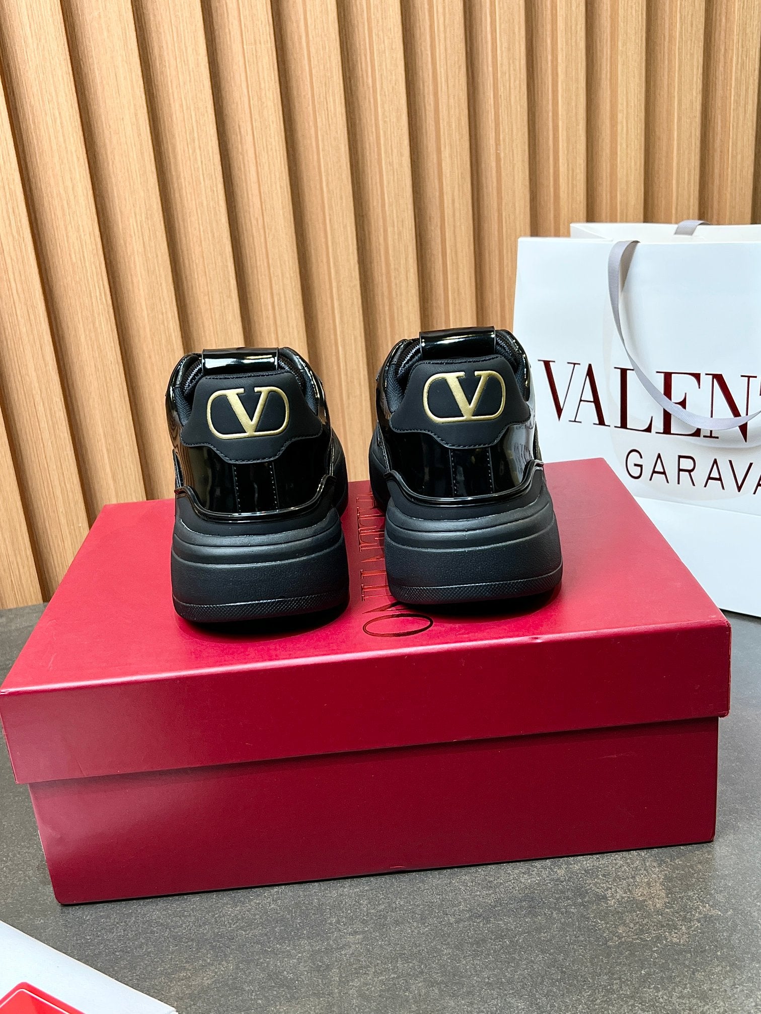 LuxluxHouse Best Quality Shoes Valentino