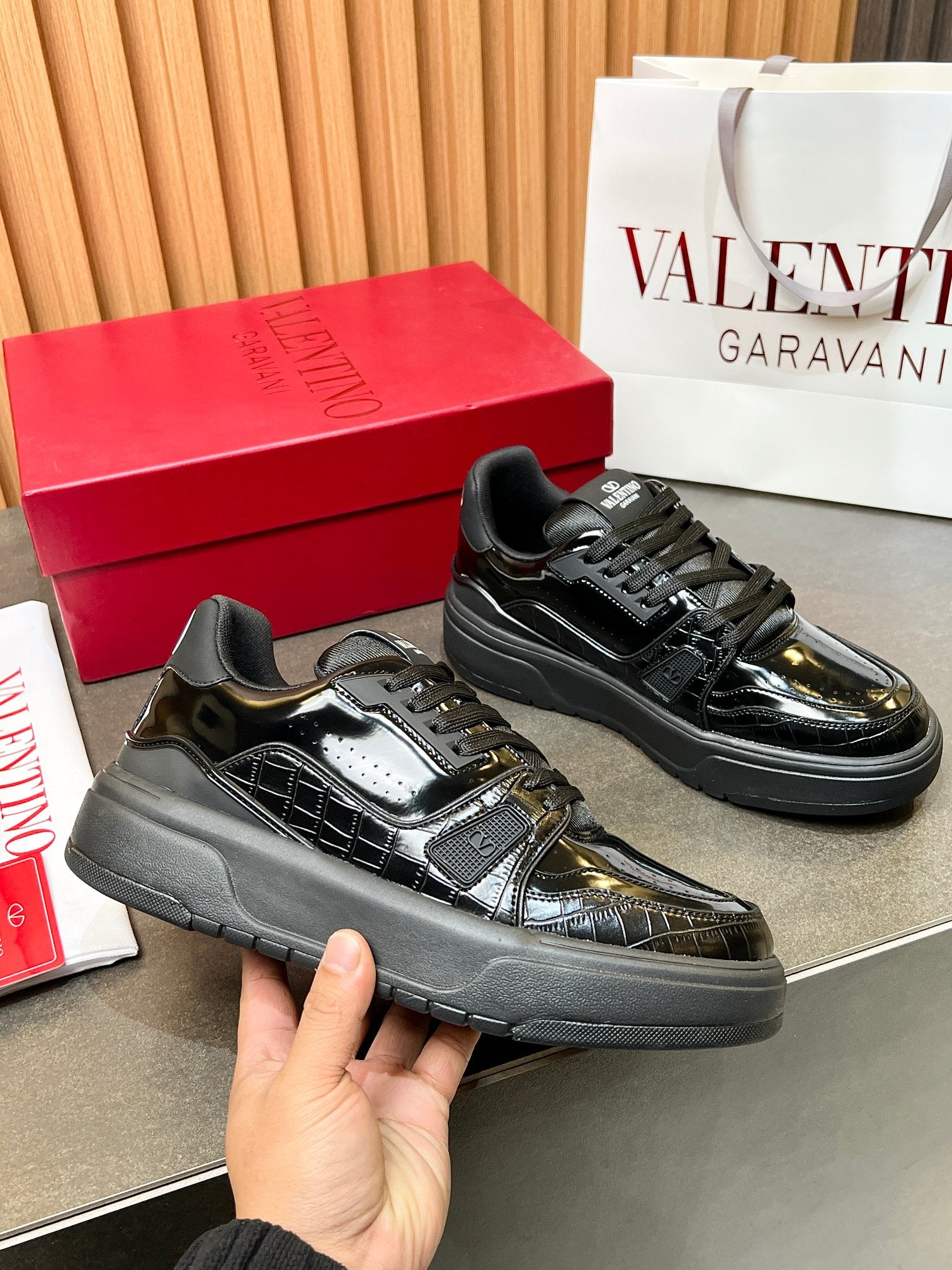 LuxluxHouse Best Quality Shoes Valentino