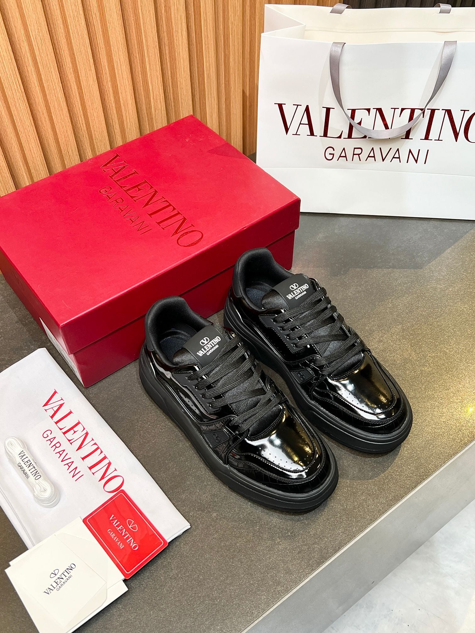 LuxluxHouse Best Quality Shoes Valentino