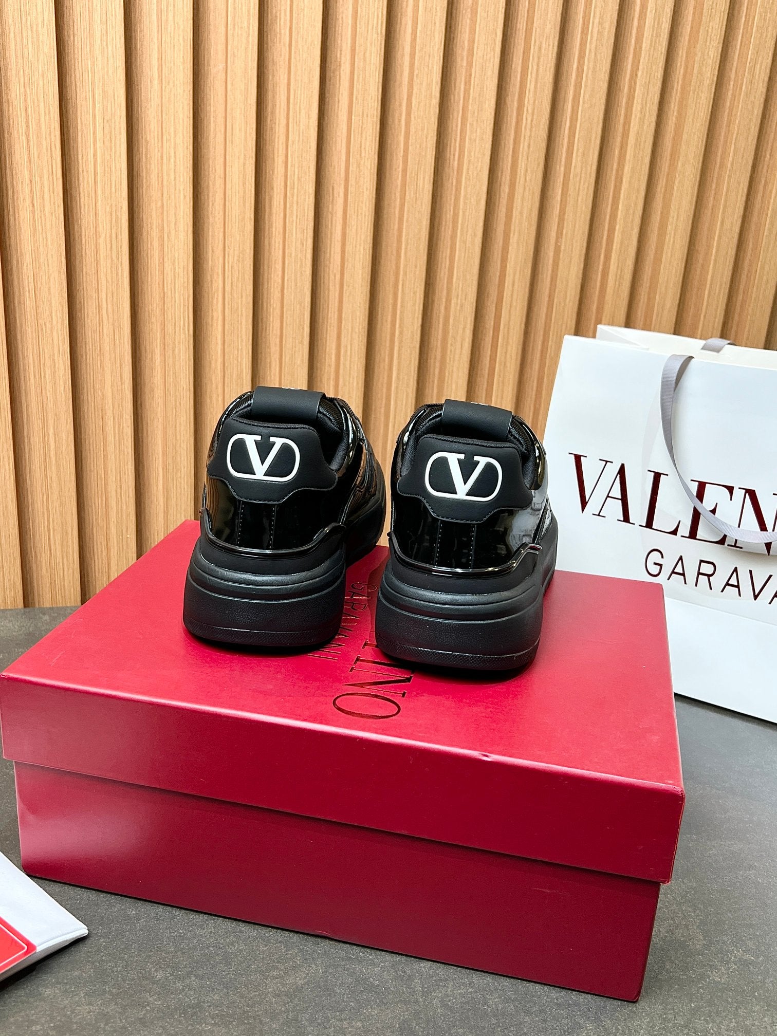 LuxluxHouse Best Quality Shoes Valentino