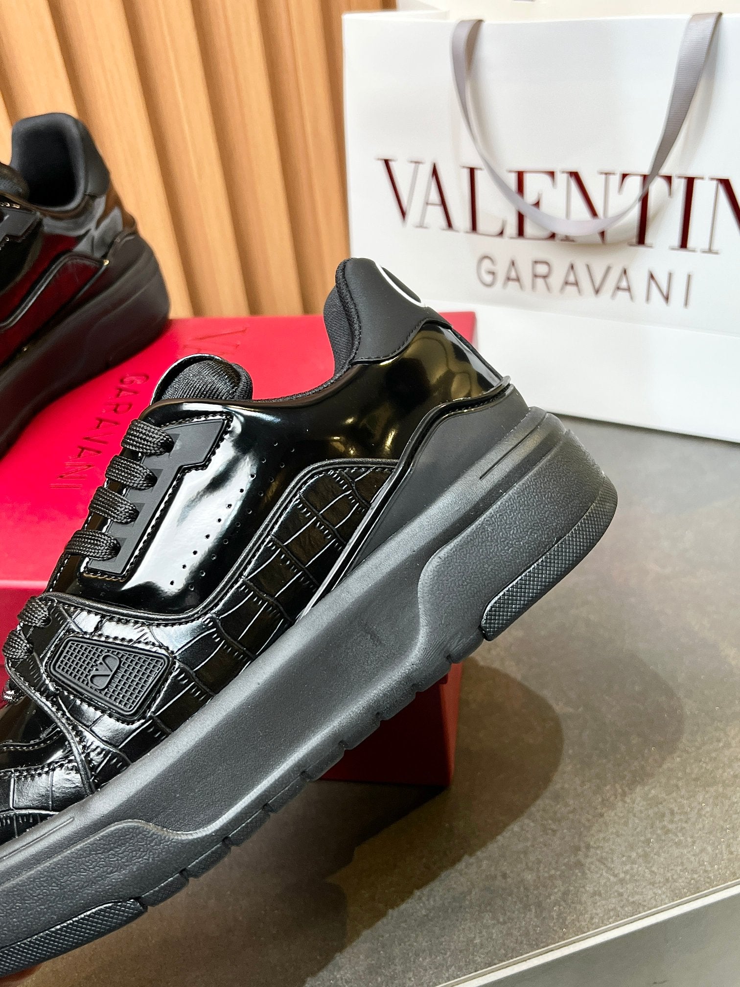 LuxluxHouse Best Quality Shoes Valentino