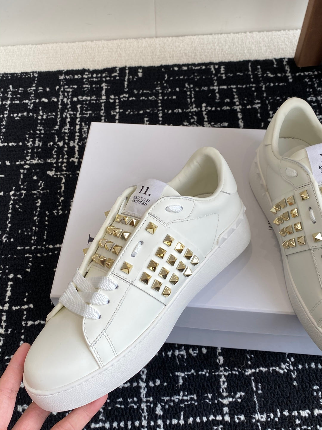 LuxluxHouse Best Quality Shoes Valentino