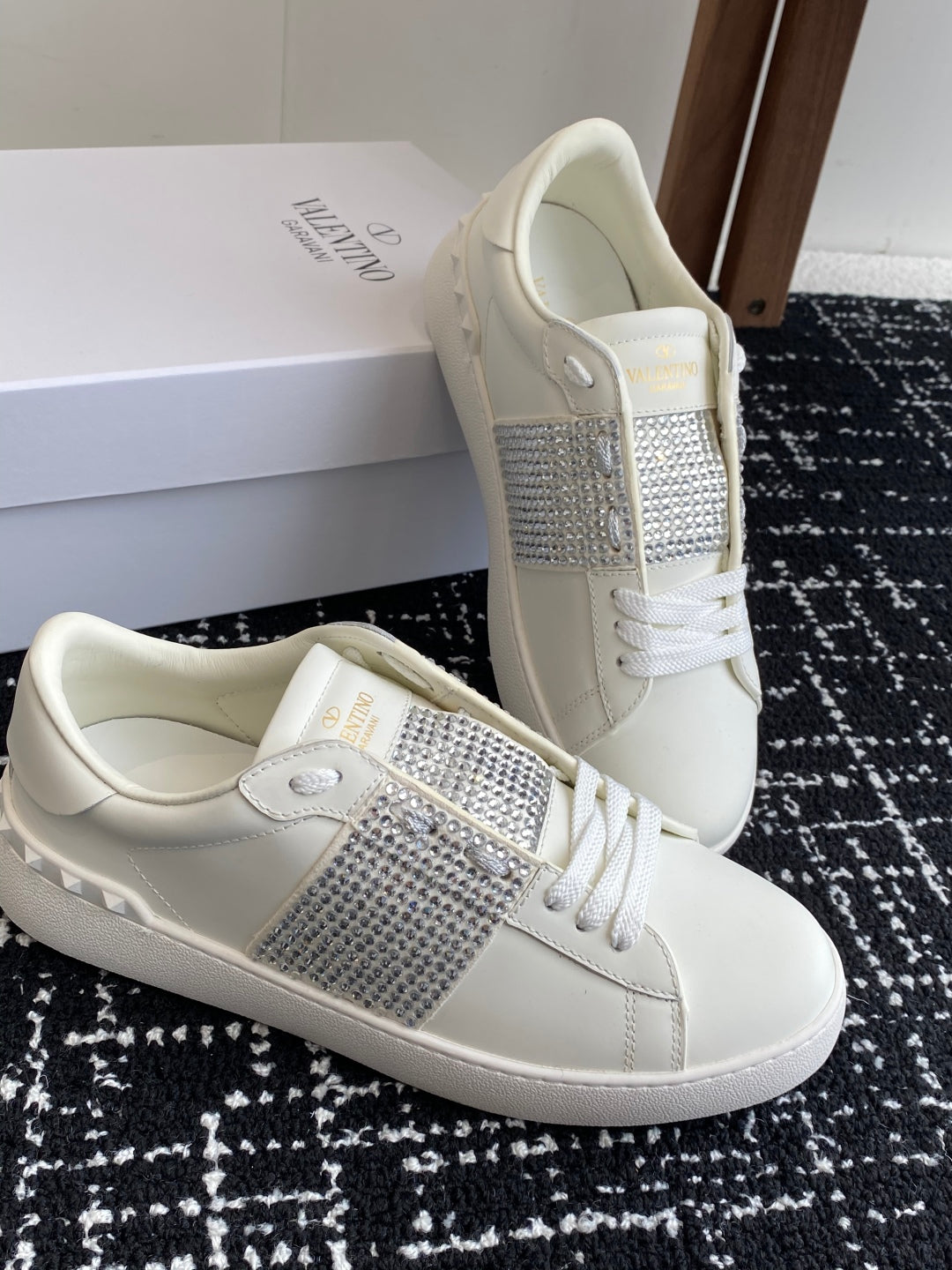 LuxluxHouse Best Quality Shoes Valentino