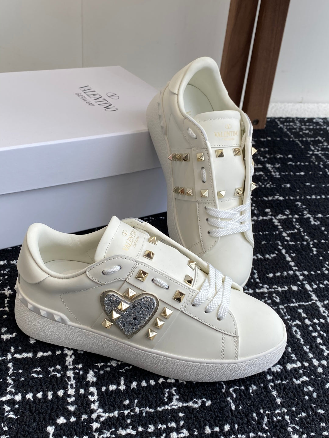 LuxluxHouse Best Quality Shoes Valentino