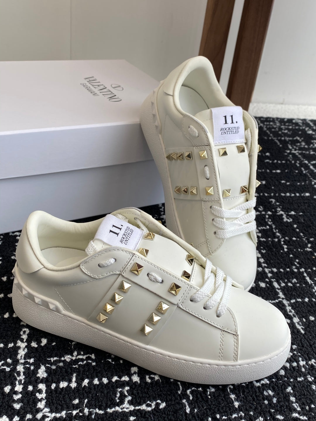 LuxluxHouse Best Quality Shoes Valentino