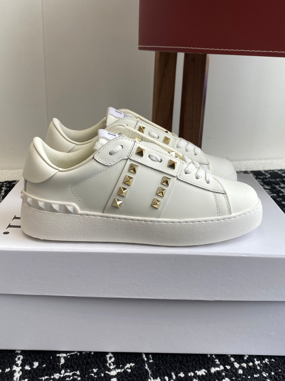 LuxluxHouse Best Quality Shoes Valentino
