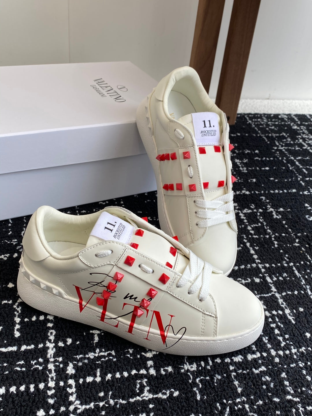 LuxluxHouse Best Quality Shoes Valentino