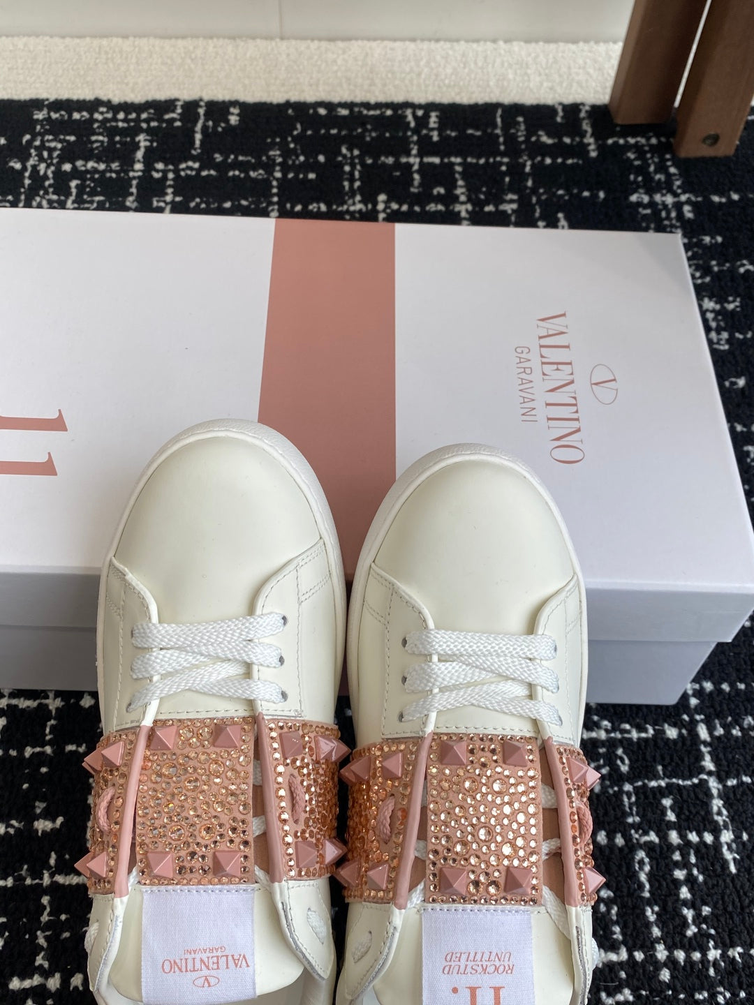 LuxluxHouse Best Quality Shoes Valentino
