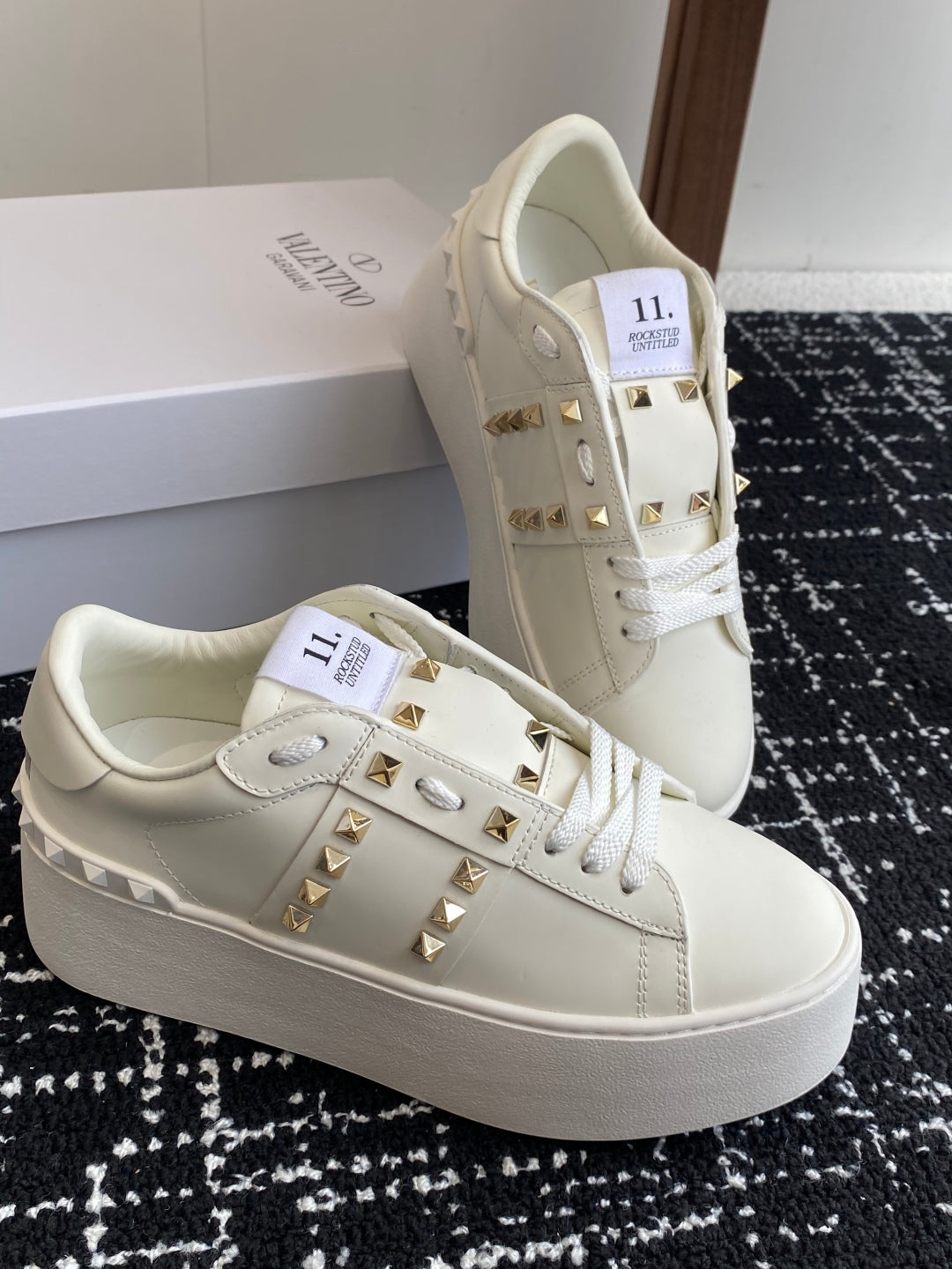 LuxluxHouse Best Quality Shoes Valentino