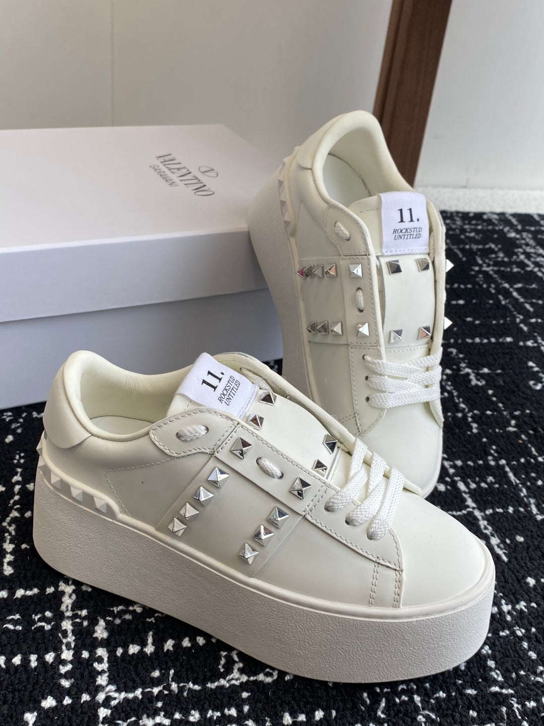 LuxluxHouse Best Quality Shoes Valentino