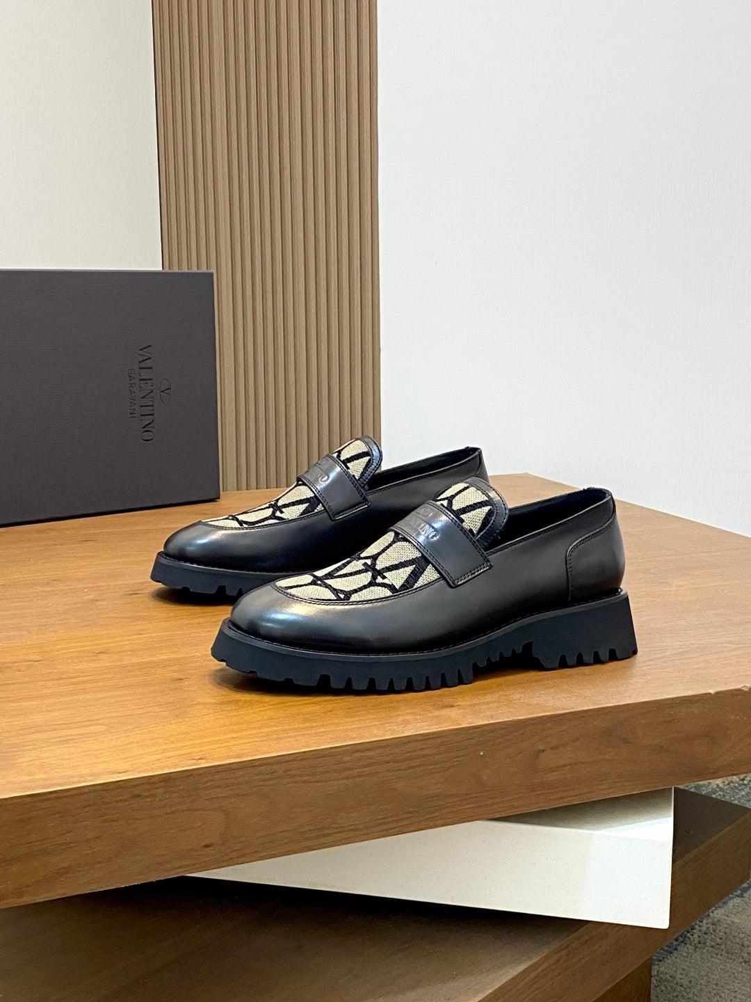 LuxluxHouse Best Quality Shoes Valentino
