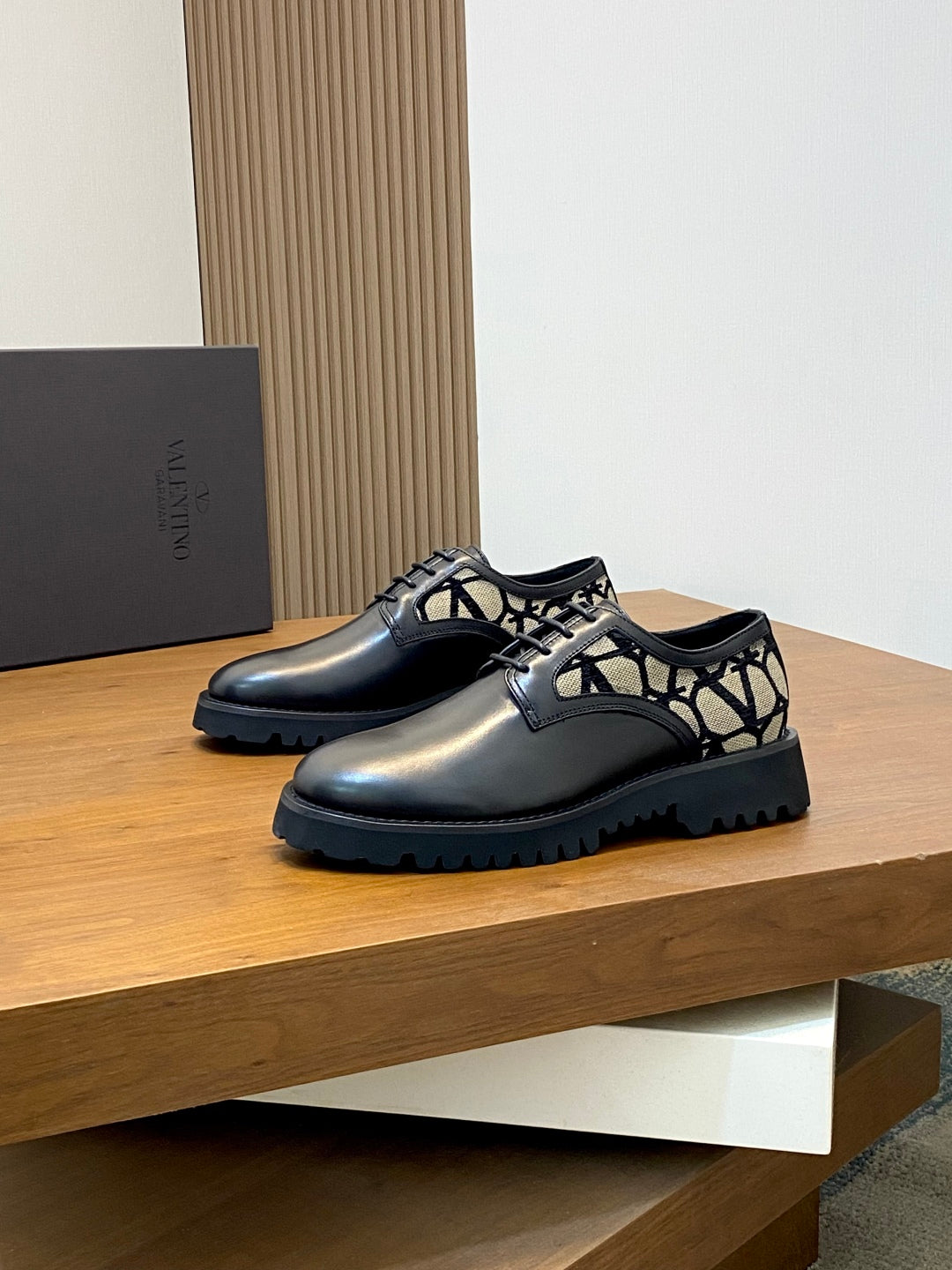 LuxluxHouse Best Quality Shoes Valentino