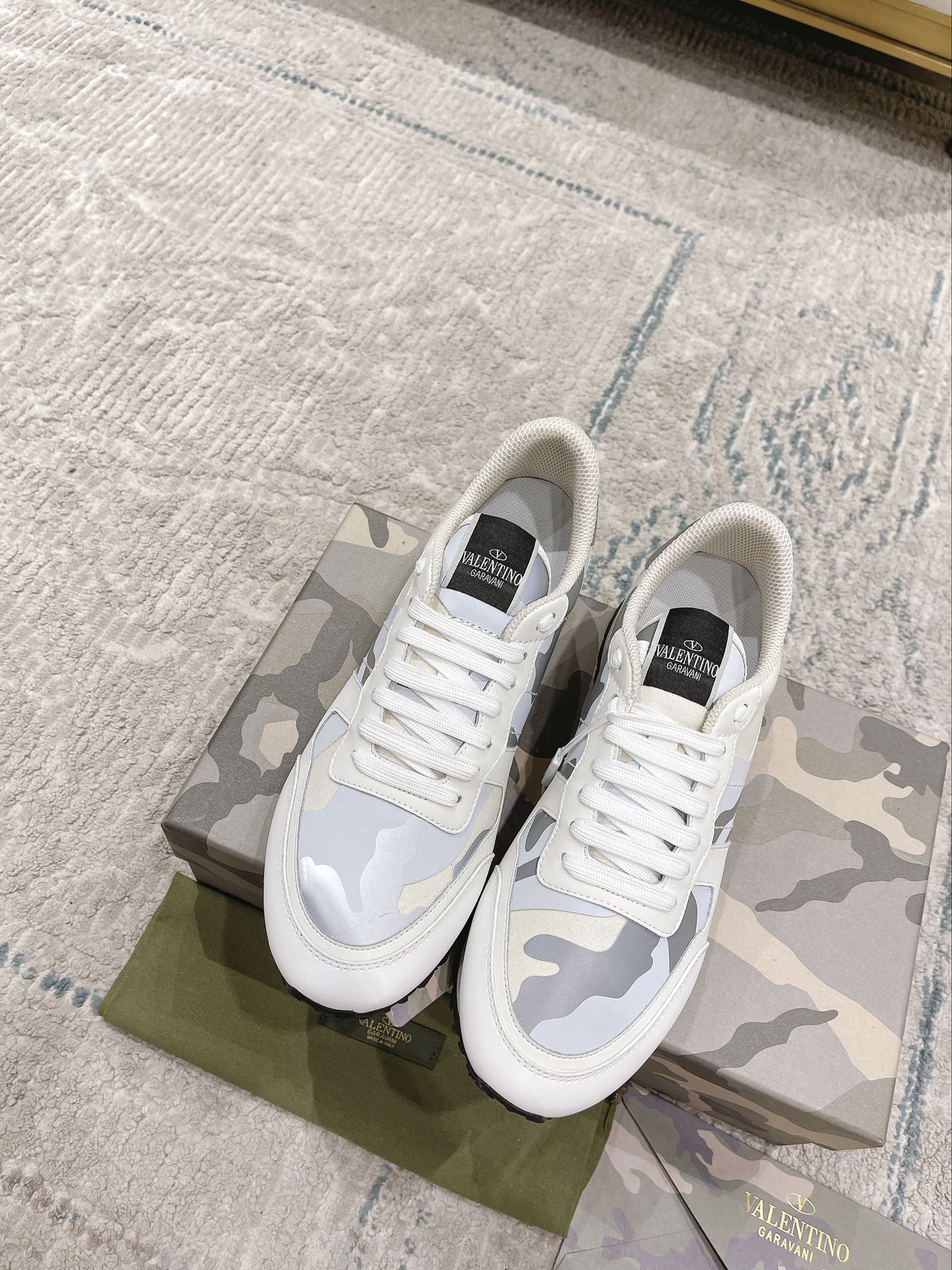 LuxluxHouse Best Quality Shoes Valentino