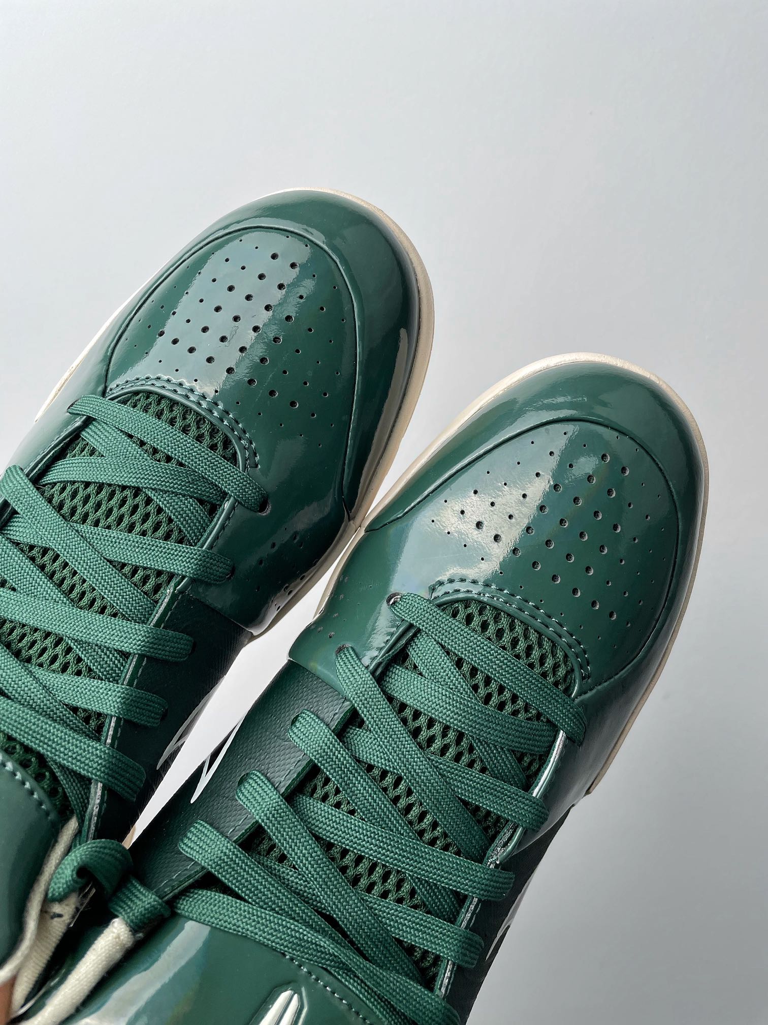 Max/WKB Batch-UNDEFEATED × Nike Zoom Kobe 4 Protro “Dark Green Bucks”