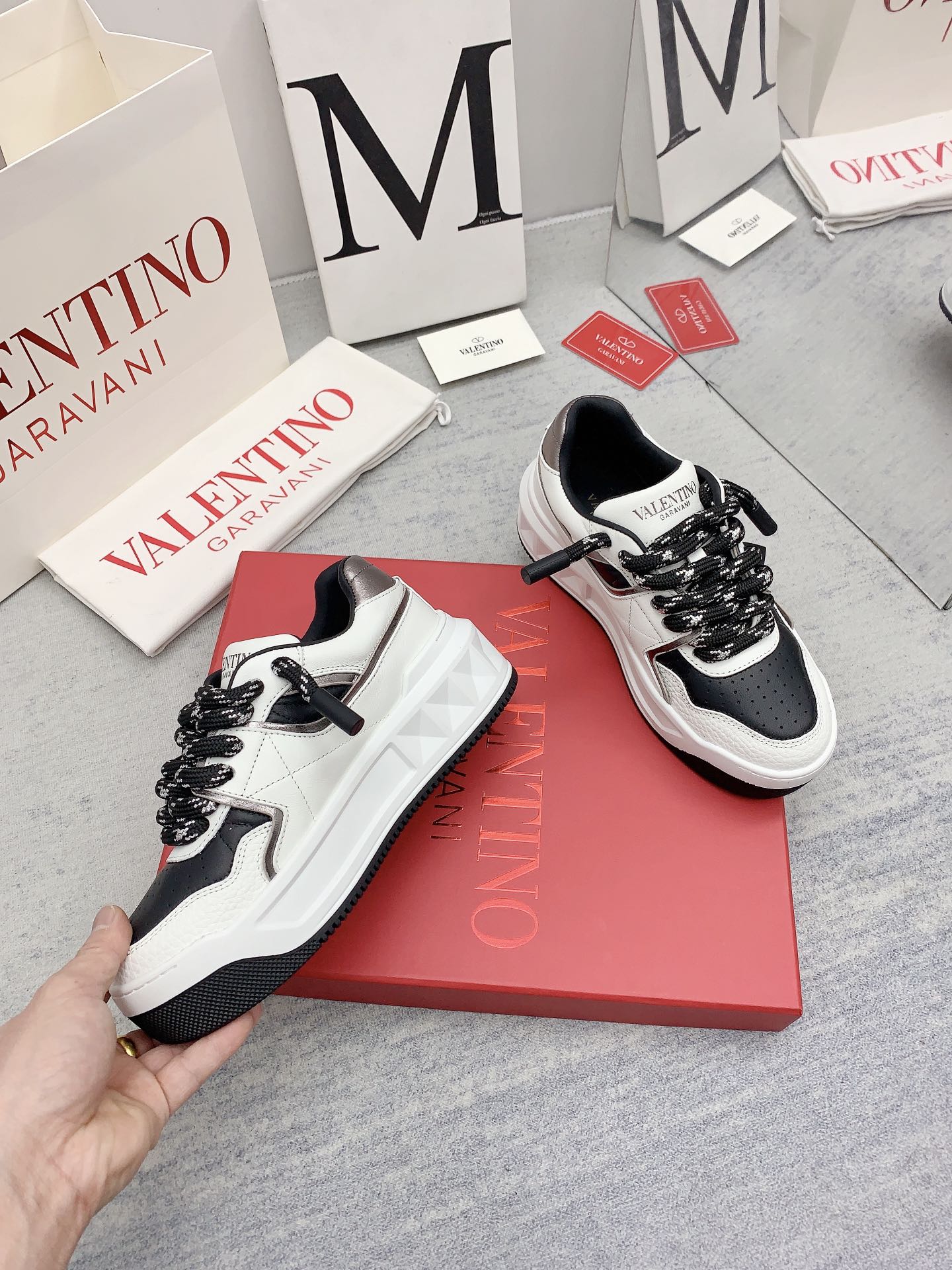 LuxluxHouse Best Quality Shoes Valentino