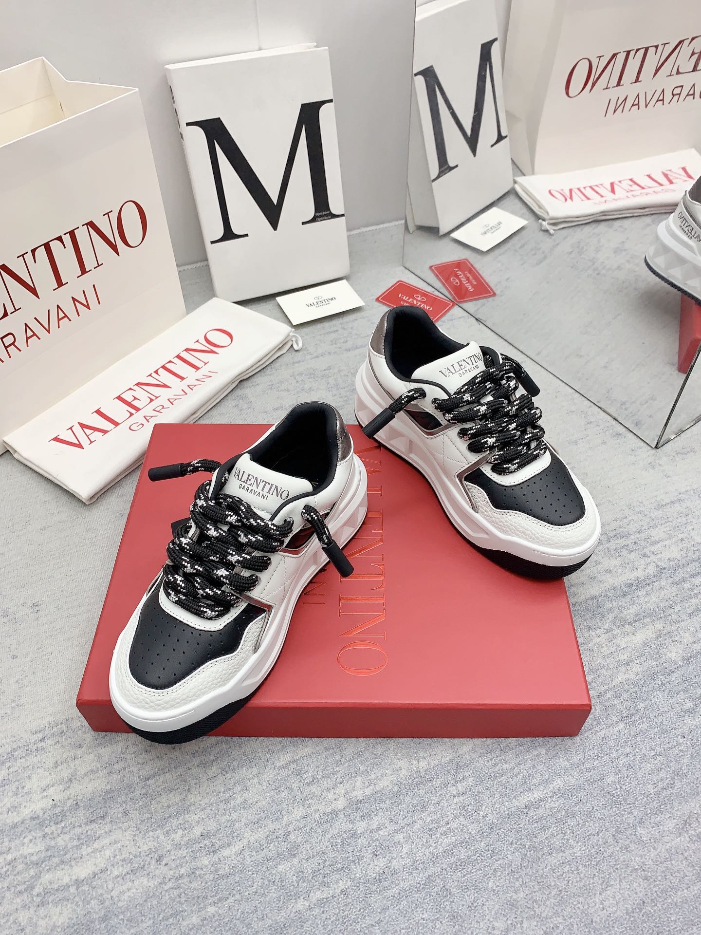 LuxluxHouse Best Quality Shoes Valentino