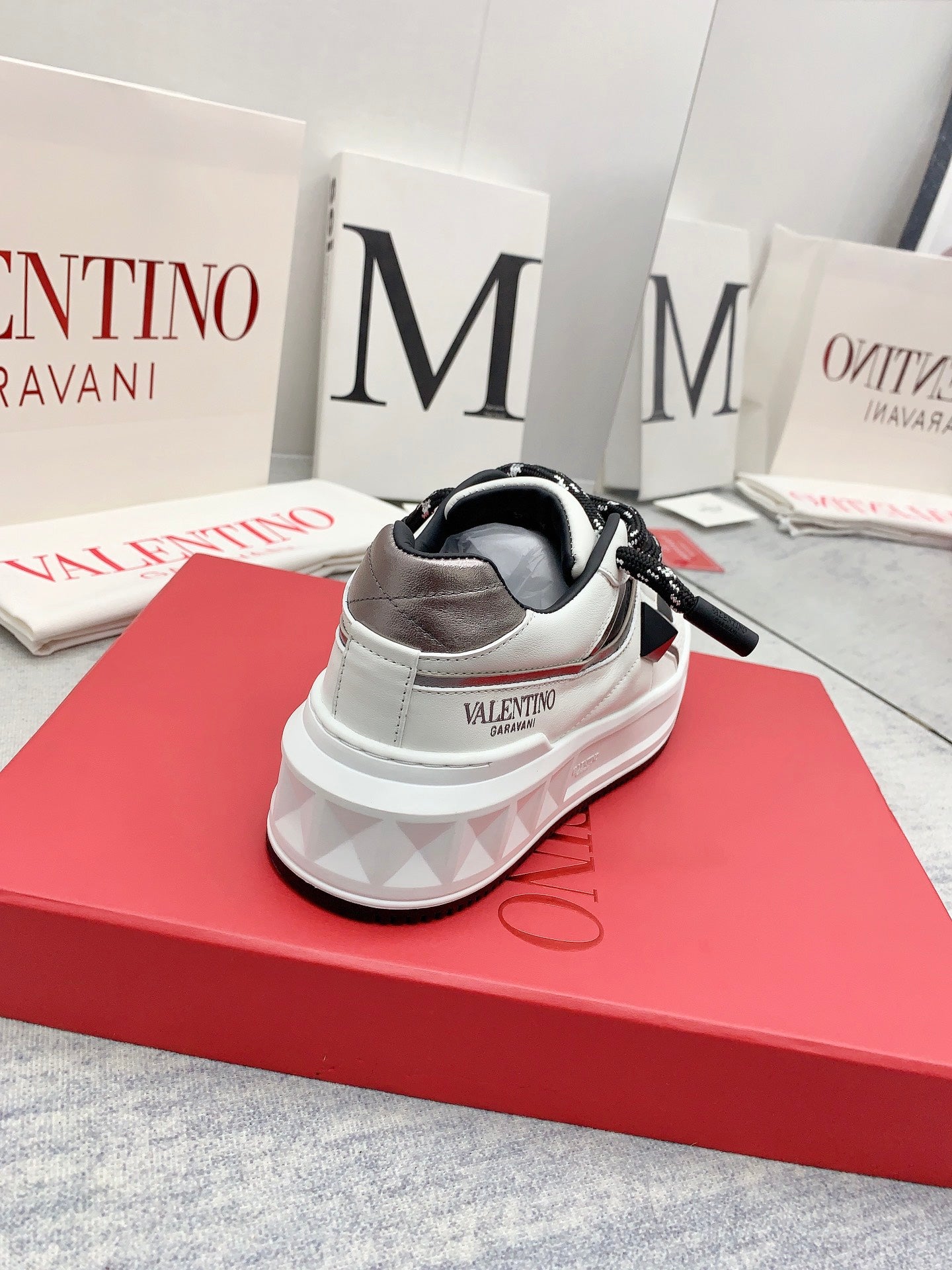 LuxluxHouse Best Quality Shoes Valentino