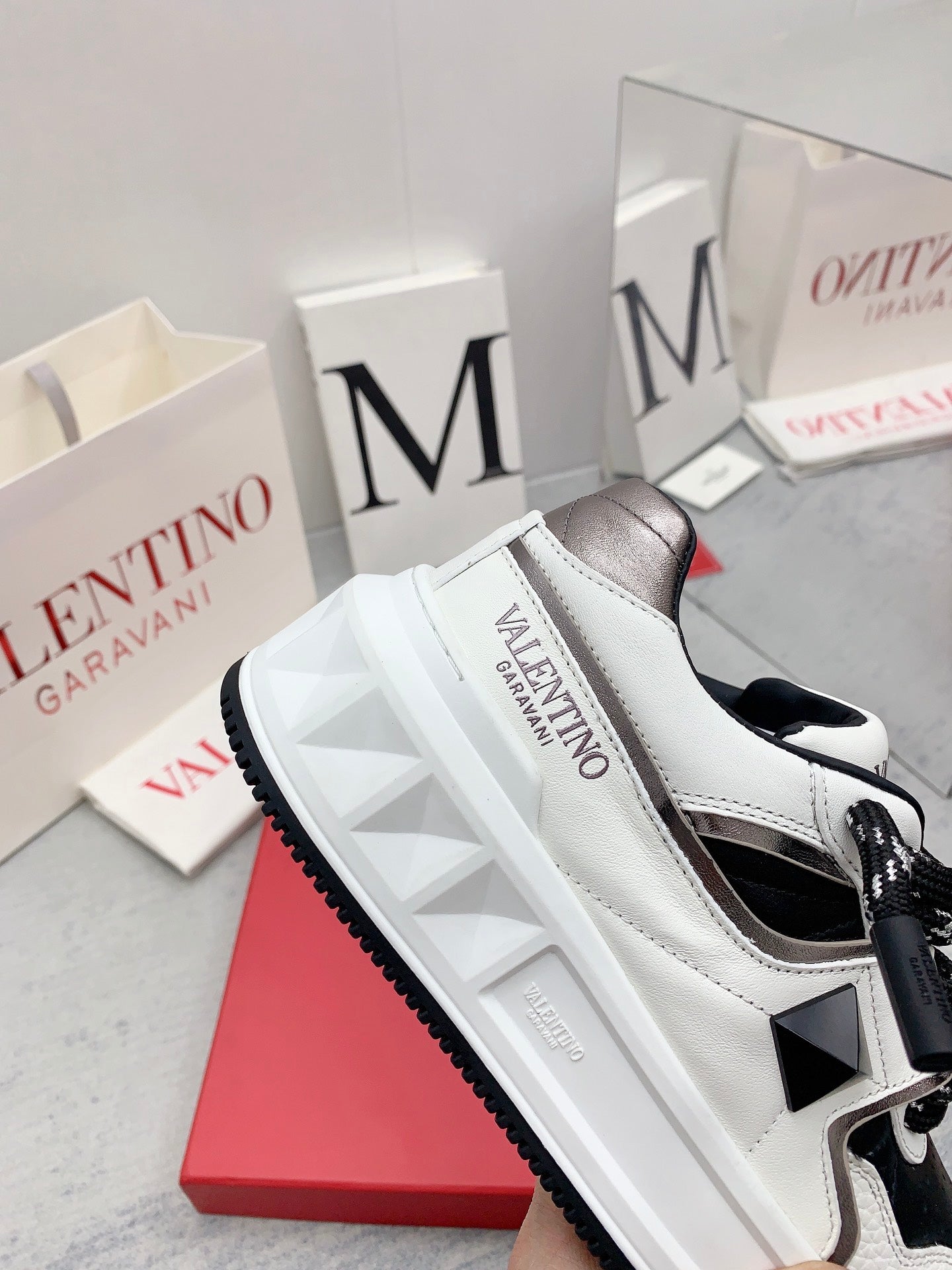 LuxluxHouse Best Quality Shoes Valentino