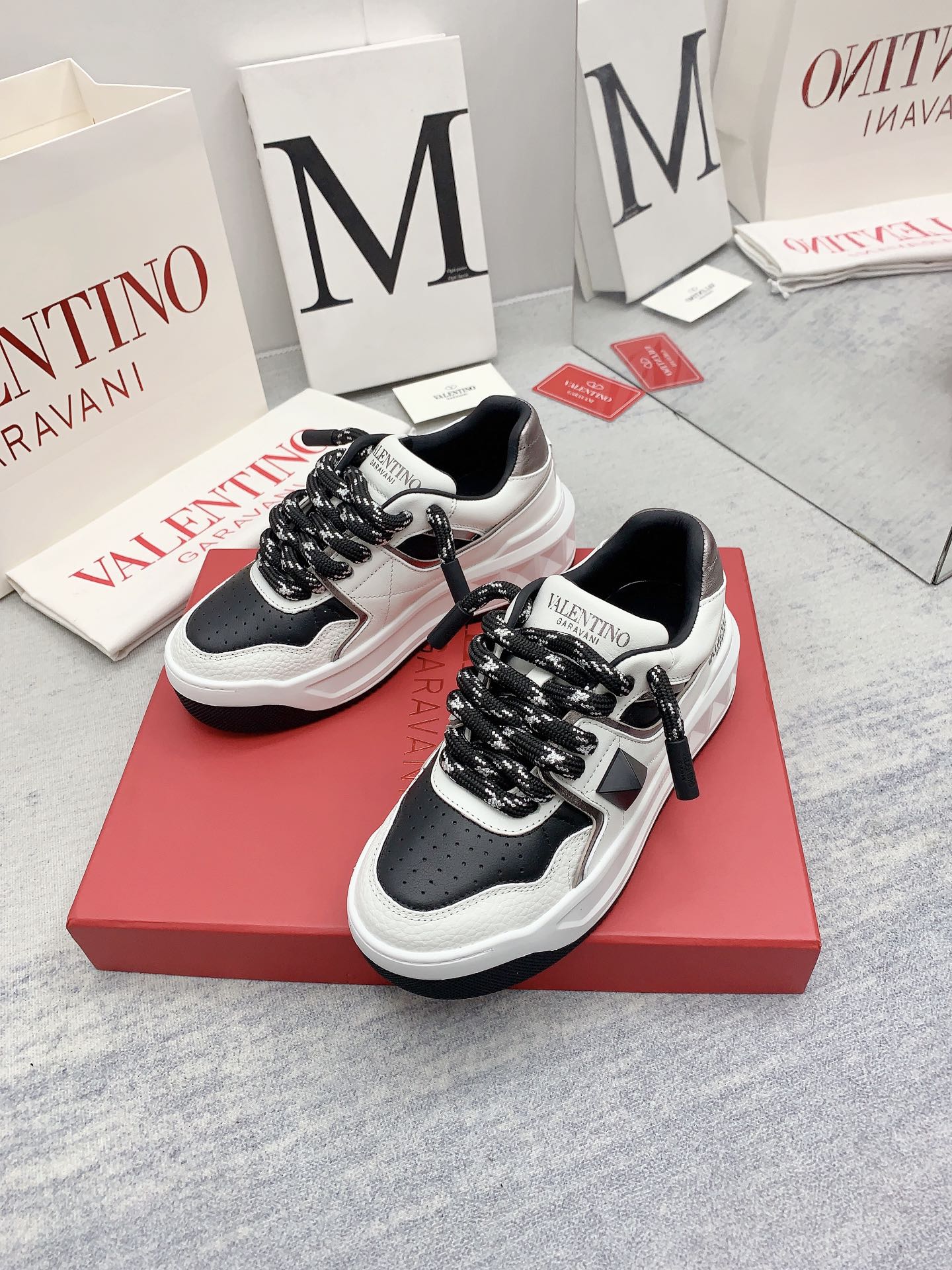 LuxluxHouse Best Quality Shoes Valentino