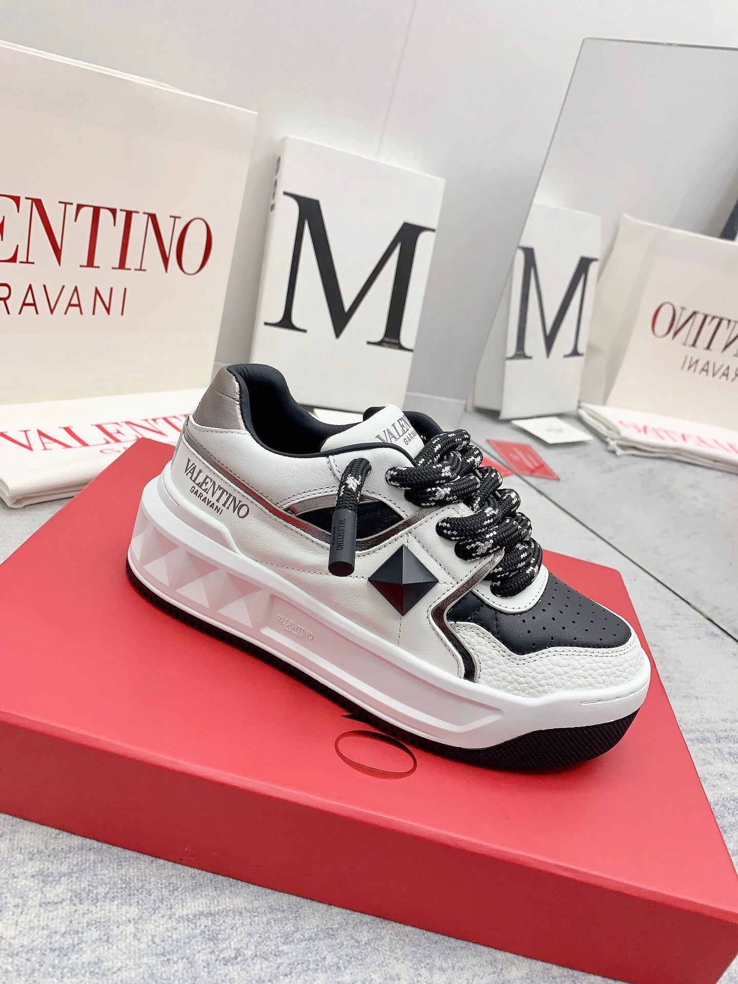 LuxluxHouse Best Quality Shoes Valentino