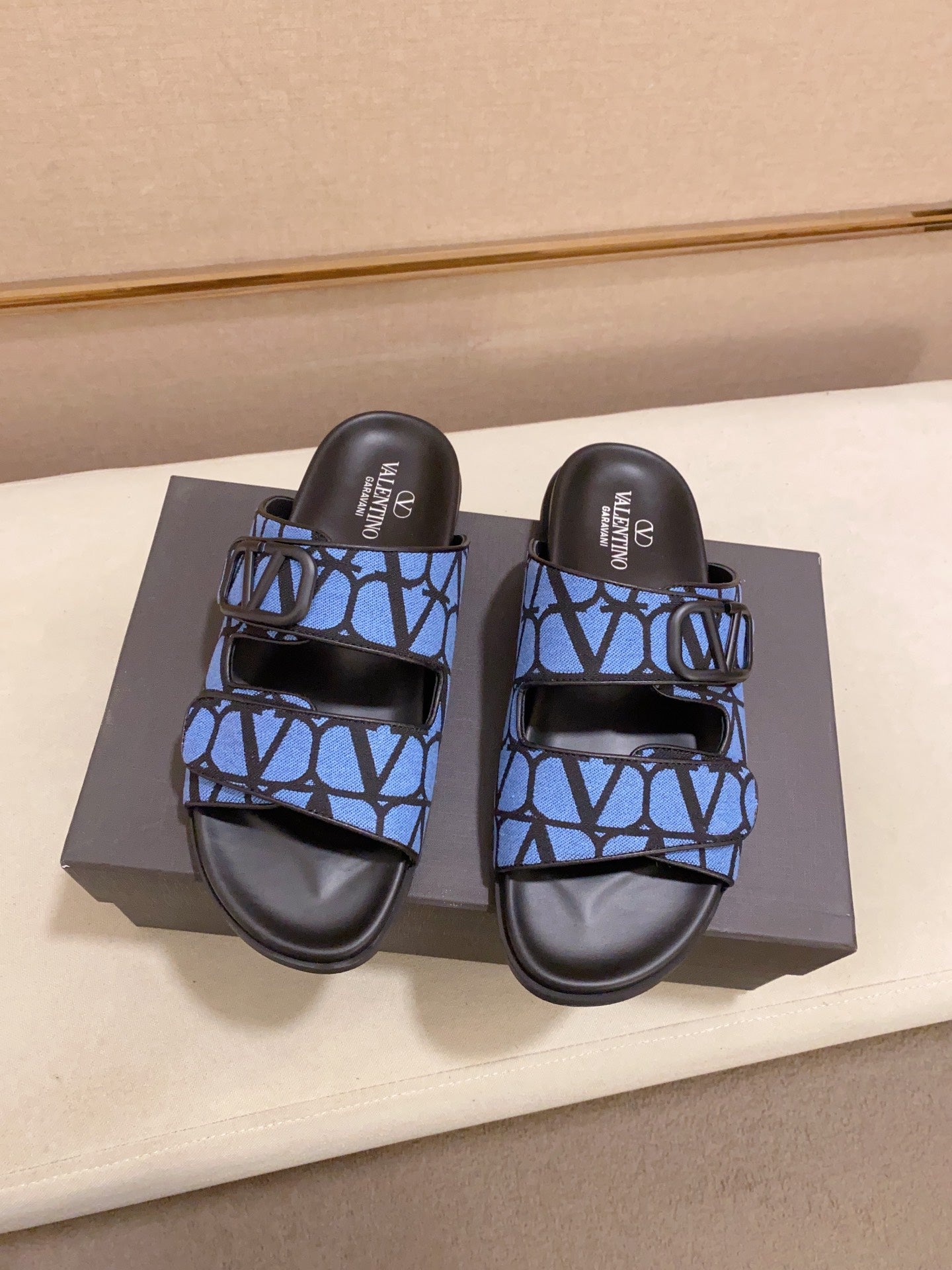 LuxluxHouse Best Quality Sandals Valentino