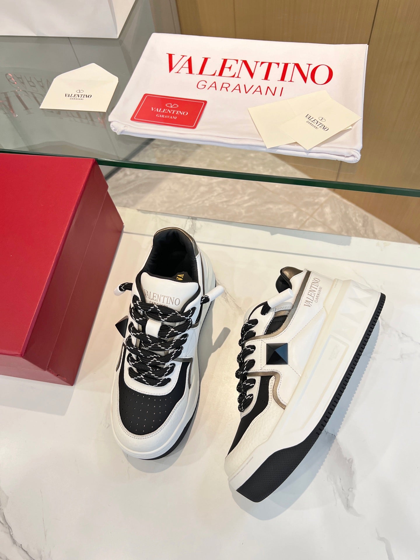 LuxluxHouse Best Quality Shoes Valentino