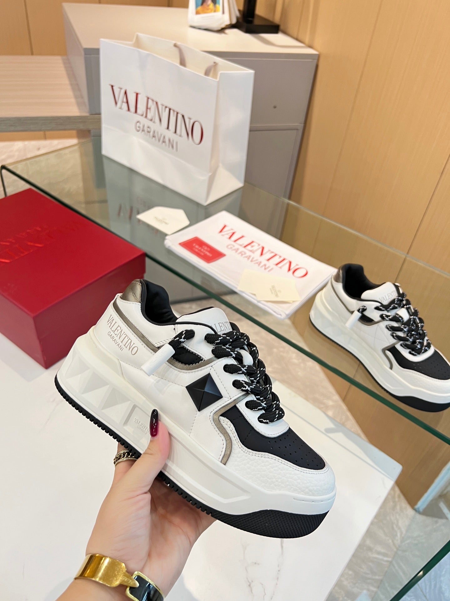 LuxluxHouse Best Quality Shoes Valentino