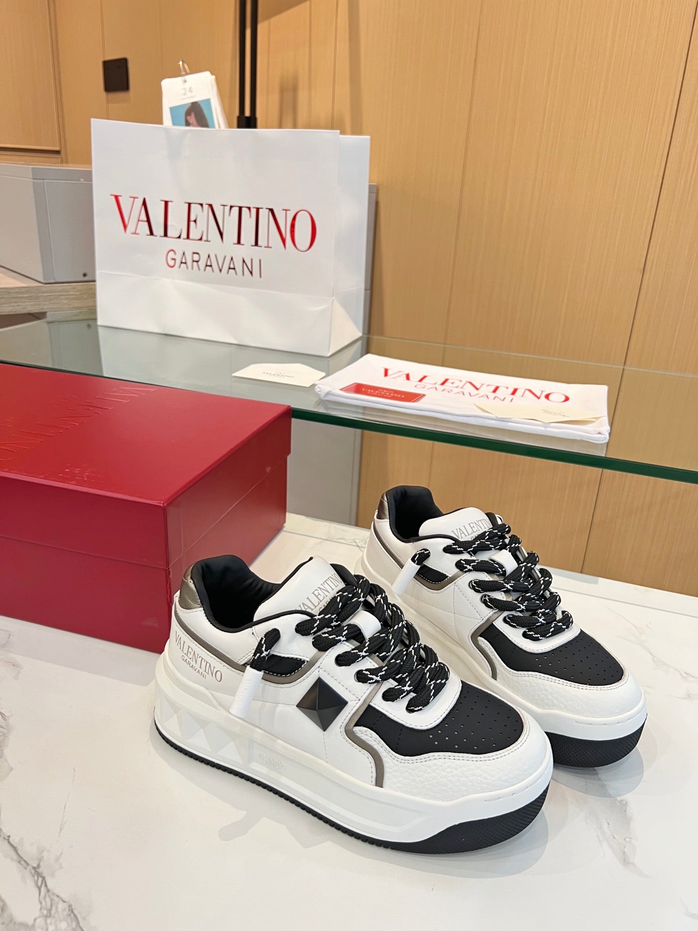 LuxluxHouse Best Quality Shoes Valentino