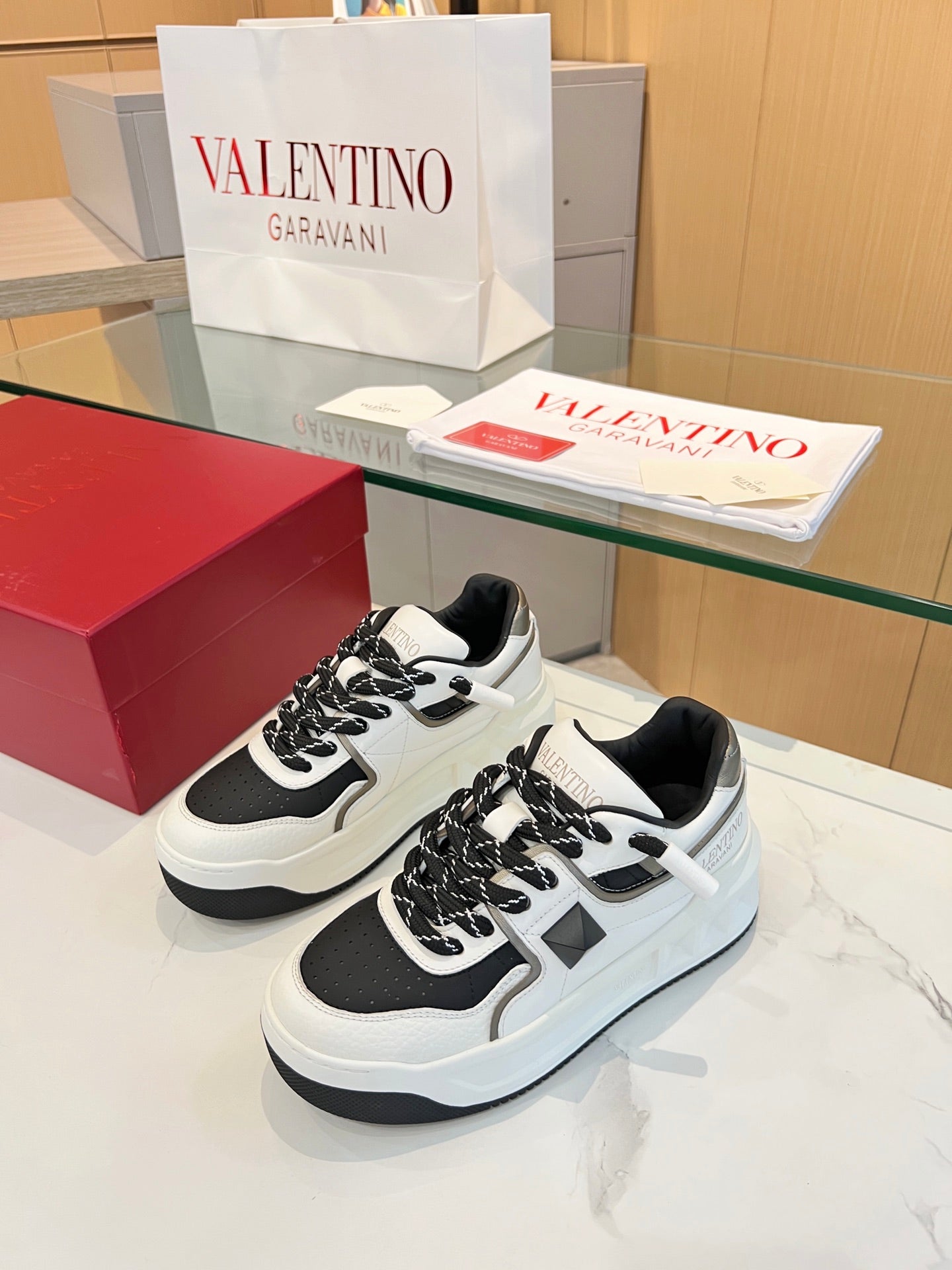 LuxluxHouse Best Quality Shoes Valentino