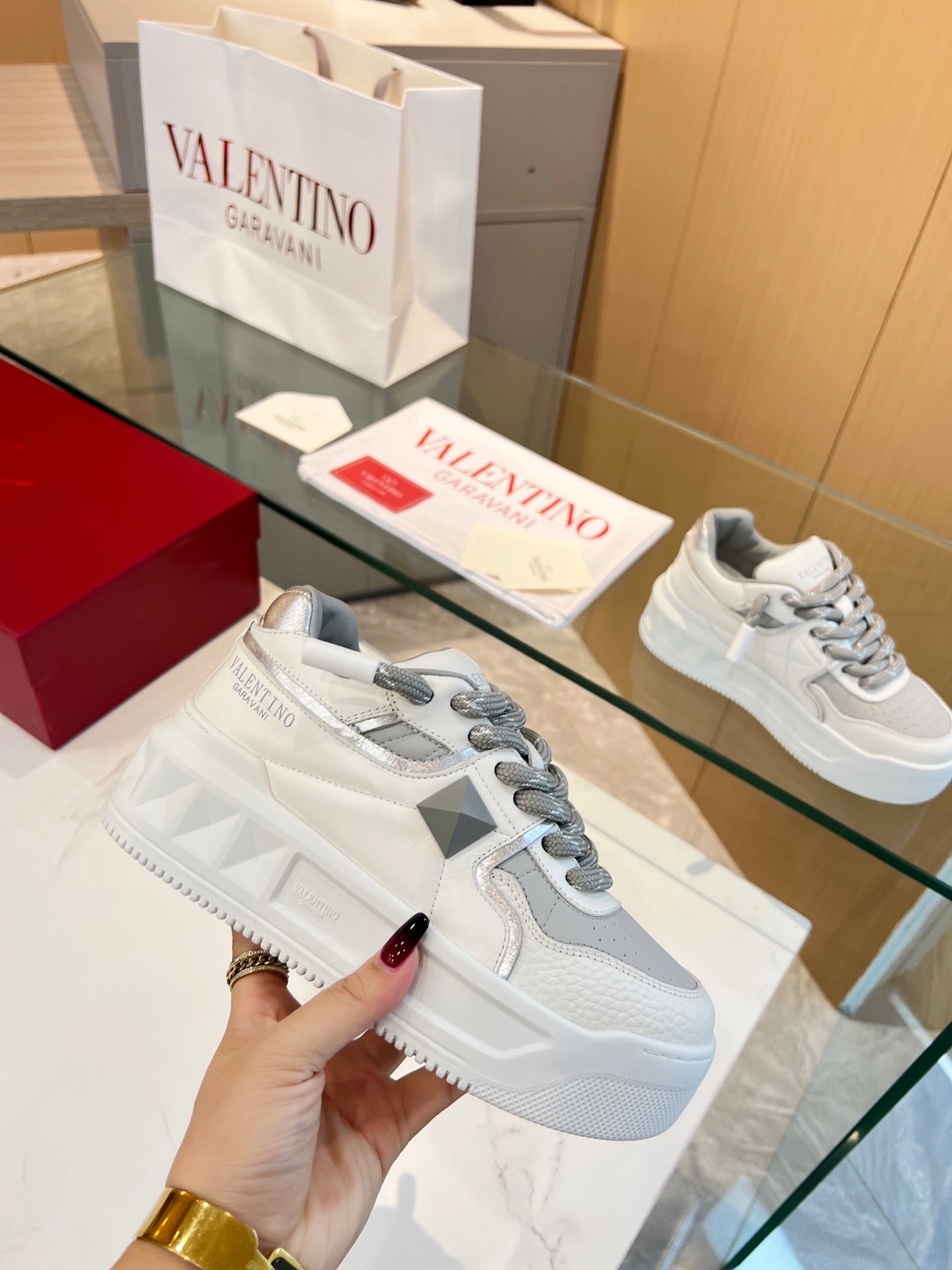 LuxluxHouse Best Quality Shoes Valentino