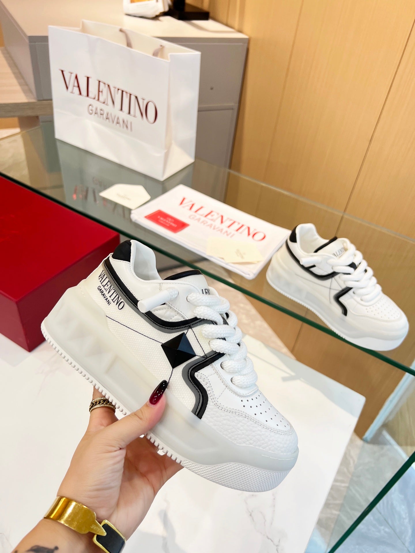LuxluxHouse Best Quality Shoes Valentino